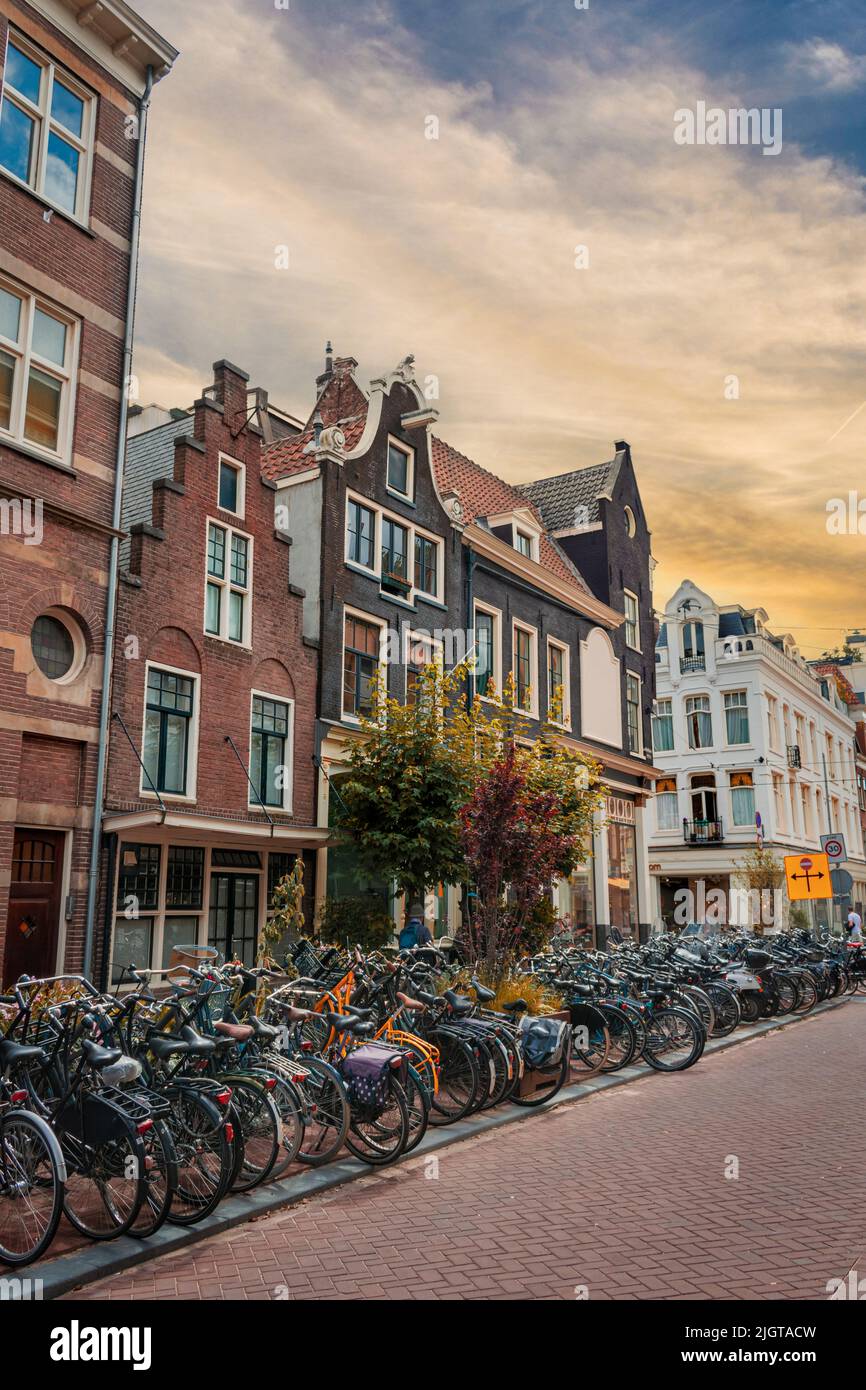 Maisons et bicyclettes à Amsterdam pays-Bas Banque D'Images