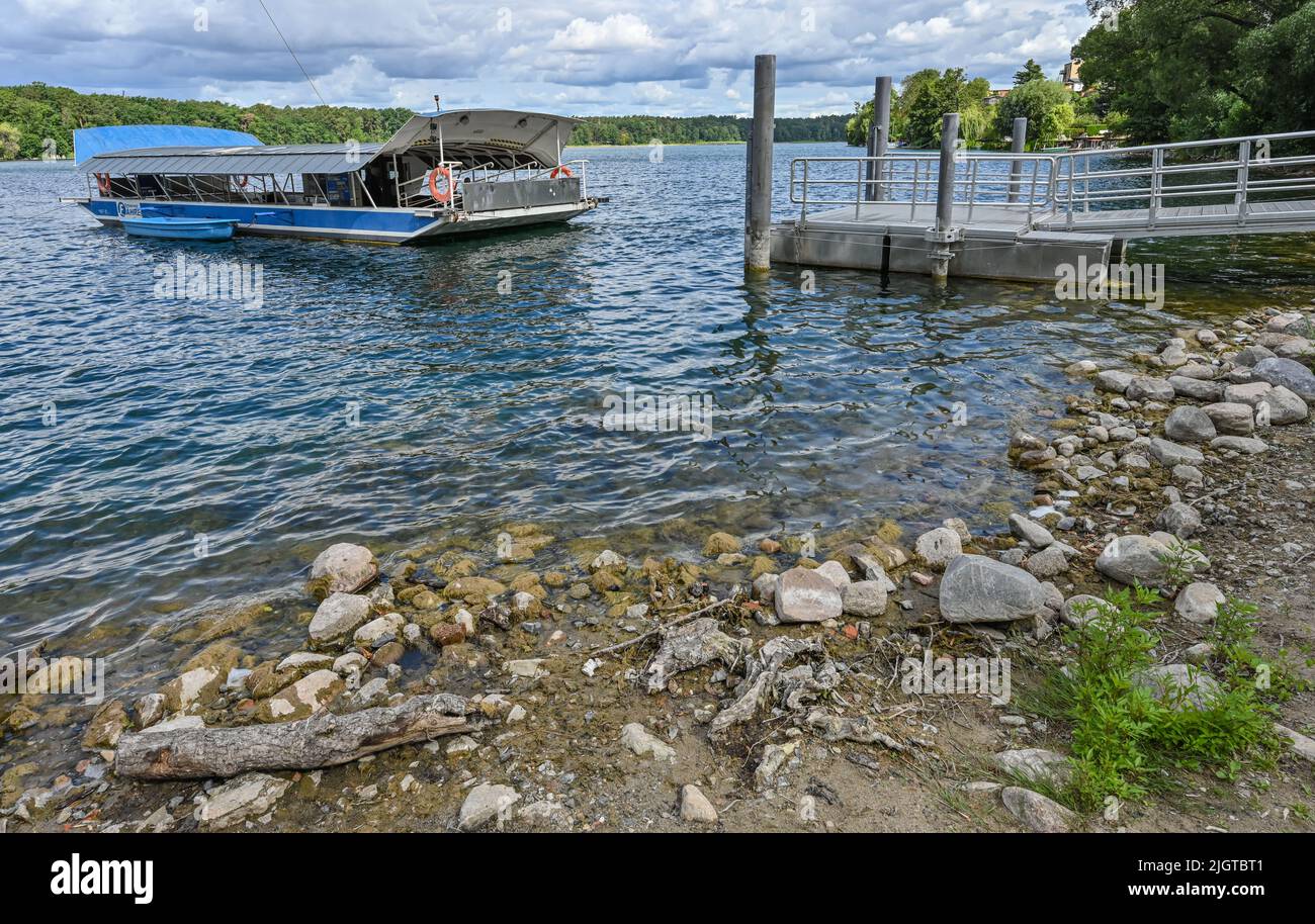 Strausberg, Allemagne. 06th juillet 2022. Depuis des années, le niveau du lac Straussee à l'est de Berlin est en baisse constante. Comme ici, à l'atterrissage du traversier, de grandes zones de la rive sont déjà sans eau. (Pour dpa « Droughty Germany - le pays est-il à court d'eau ? ») Credit: Patrick Pleul/dpa/Alay Live News Banque D'Images