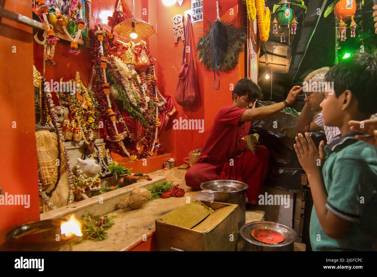 Kolkata, Bengale occidental, Inde - 5th juillet 2017 : prêtre hindou bénédiction des dévotés visitant le temple de Lord Hanuman ji à Kalighat. Célèbre temple de Kolkata. Banque D'Images