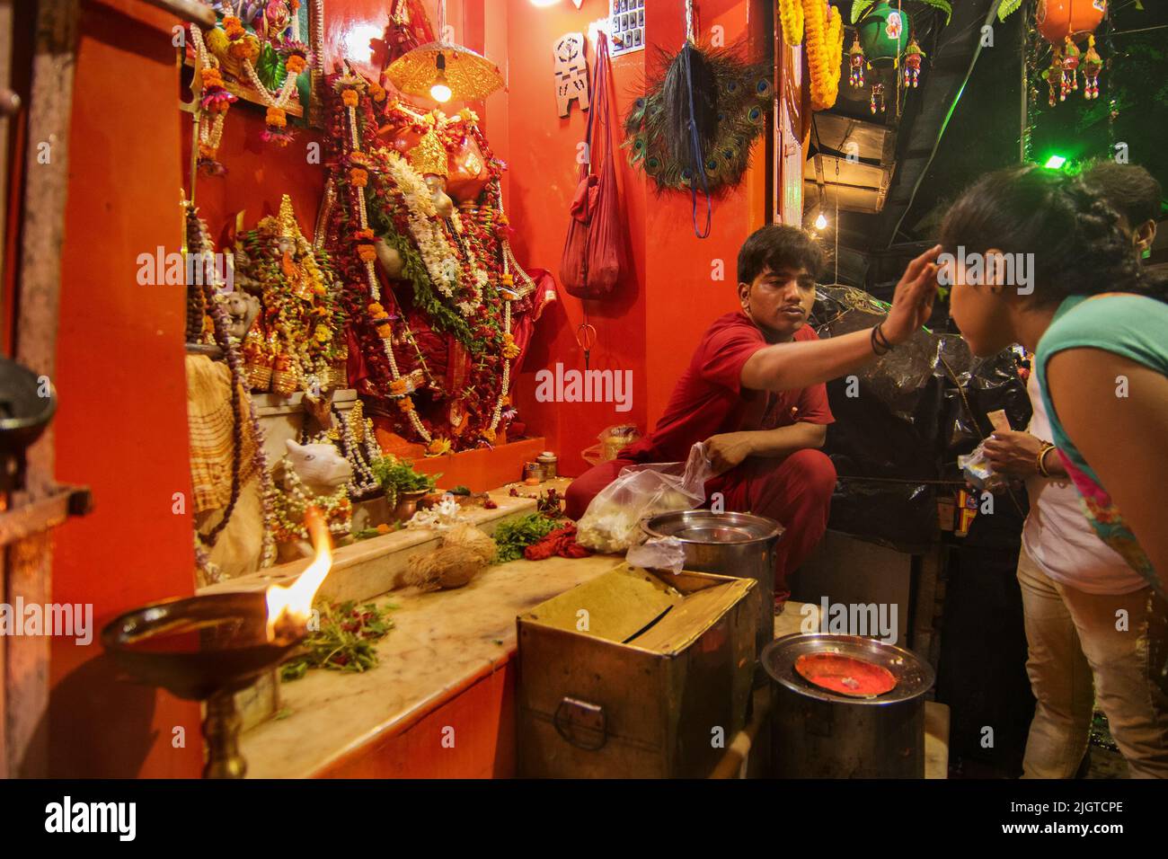 Kolkata, Bengale occidental, Inde - 5th juillet 2017 : prêtre hindou bénédiction des dévotés visitant le temple de Lord Hanuman ji à Kalighat. Célèbre temple de Kolkata. Banque D'Images
