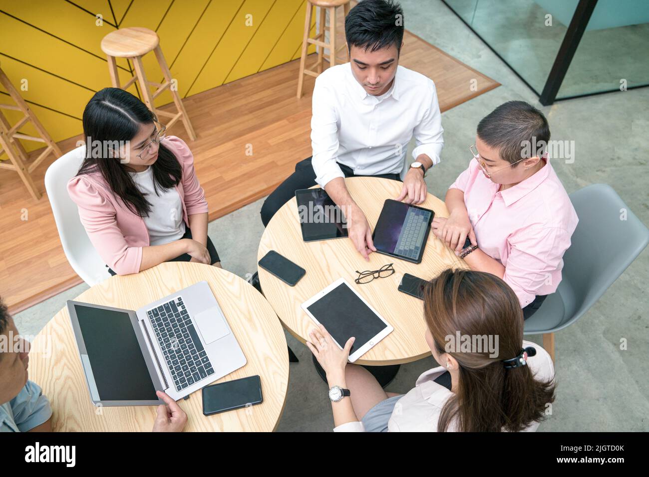 Professionnels avec tablettes numériques, smartphone et ordinateur portable sur table. Vue rapprochée. Banque D'Images