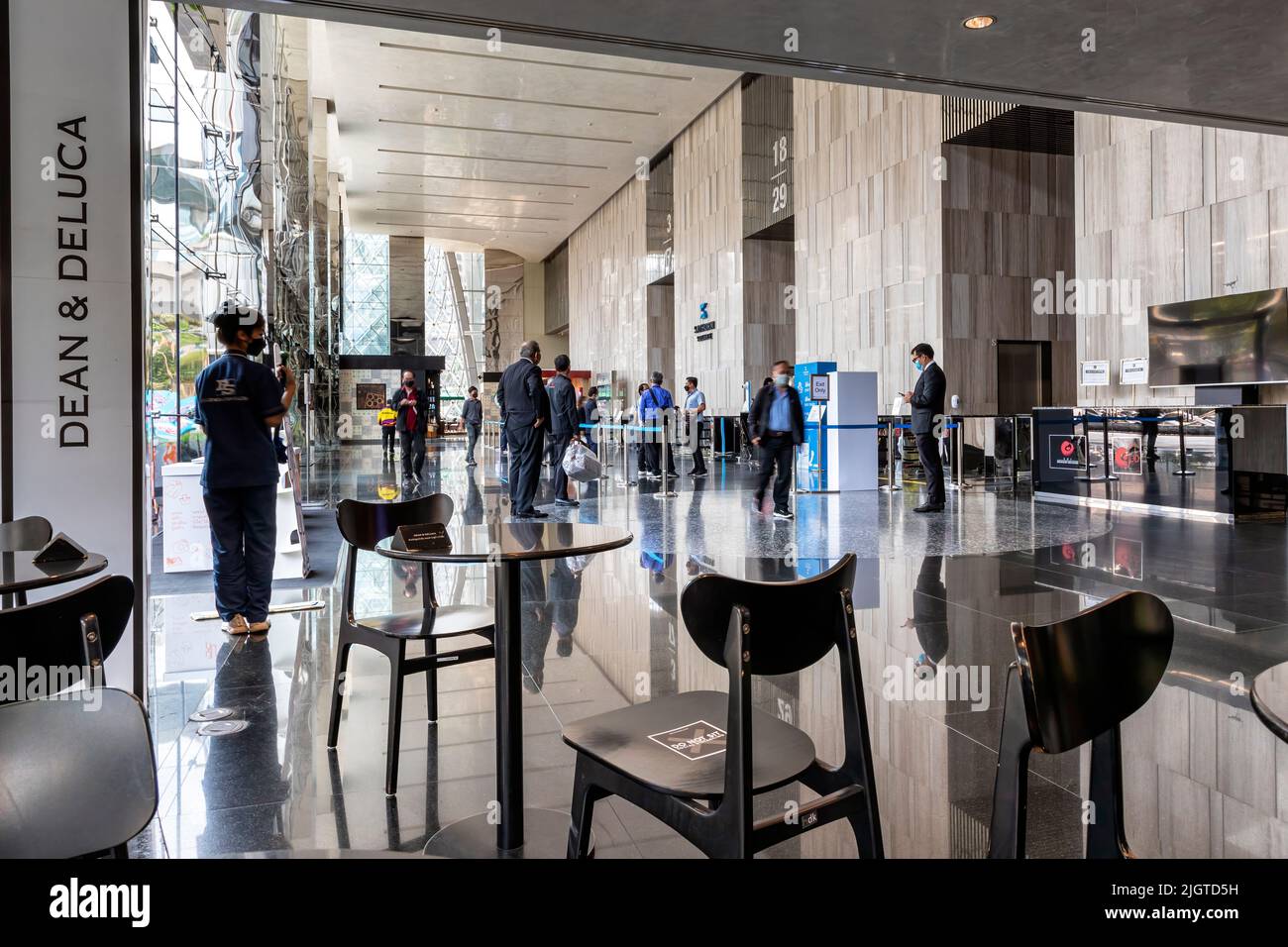 Lobby, café et personnes dans le nouveau bâtiment de bureau, Sathorn, Bangkok, Thaïlande Banque D'Images