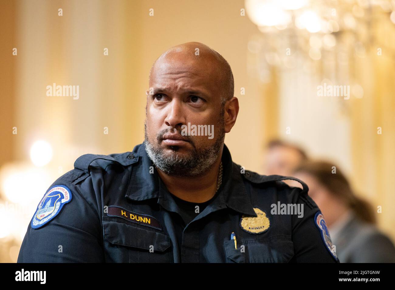Washington, DC, États-Unis, 12/07/2022, Harry Dunn, agent de police du Capitole des États-Unis, écoute un témoignage lors d'une audience du comité spécial de la Chambre sur l'insurrection de 6 janvier au Capitole des États-Unis à Washington, D.C., aux États-Unis, mardi, 12 juillet, 2022. (Photo d'Amanda Andrade-Rhoades/Sipa USA) Banque D'Images