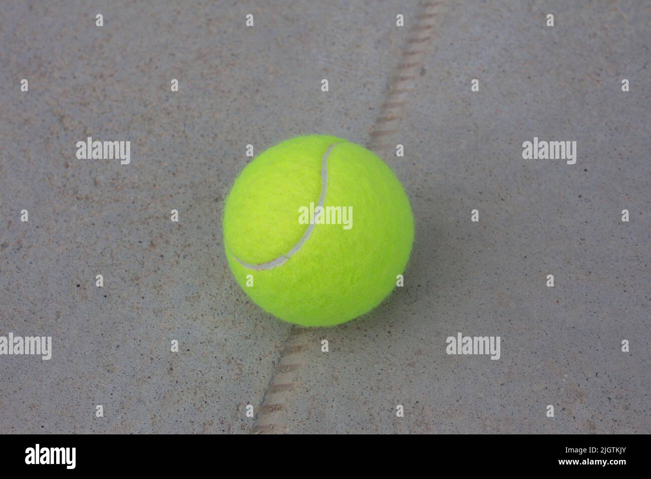 Balle de tennis sur le court en gros plan avec de la place pour la copie Banque D'Images