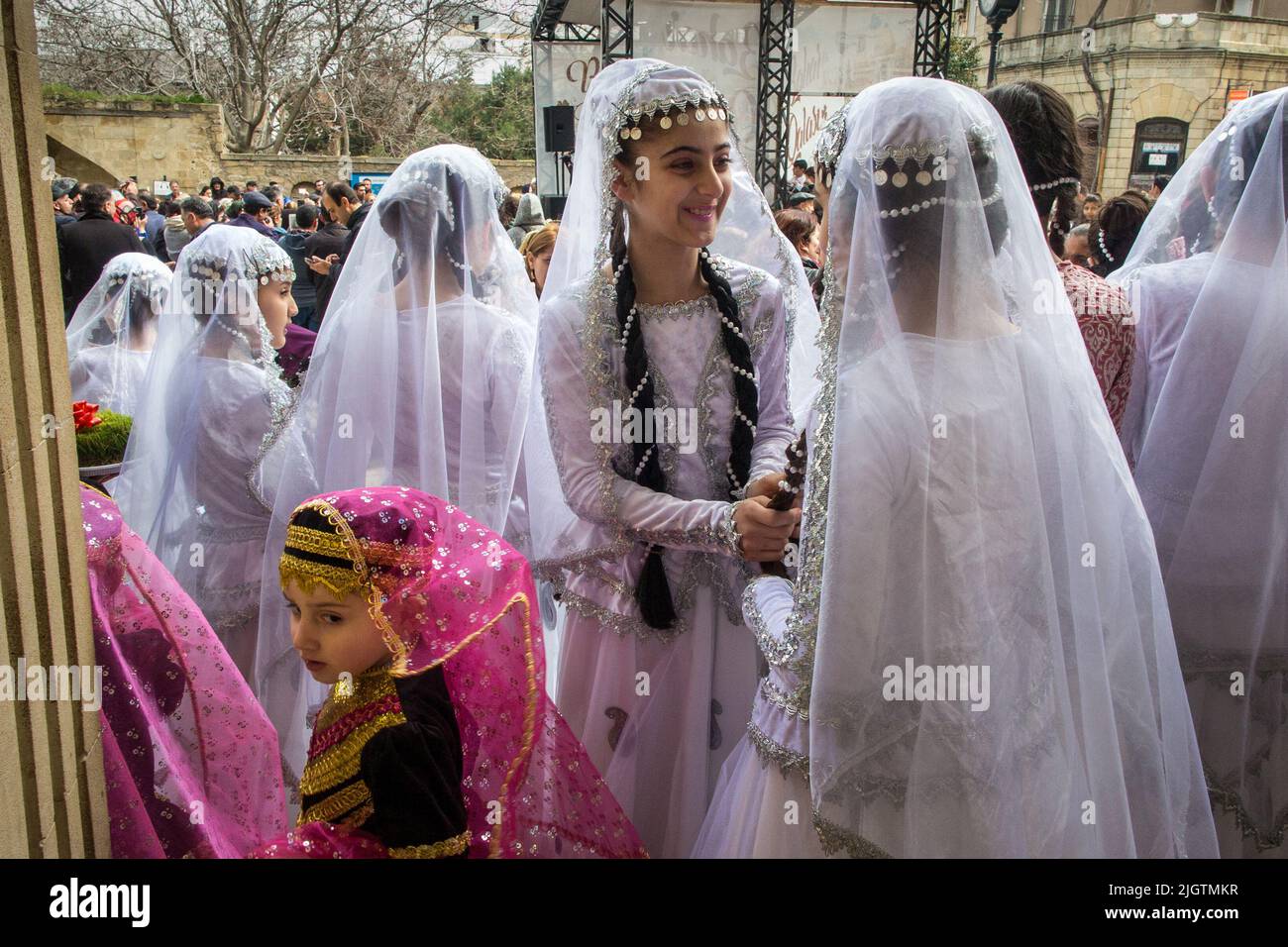 Filles célébrant Nowruz à Bakou, Azerbaïdjan Banque D'Images