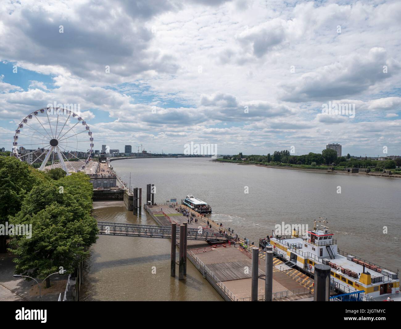 Anvers, Belgique, 02 juillet 2022, photo de paysage de l'Escaut et de la rive droite avec la grande roue où les gens attendent de monter à bord du bu Banque D'Images