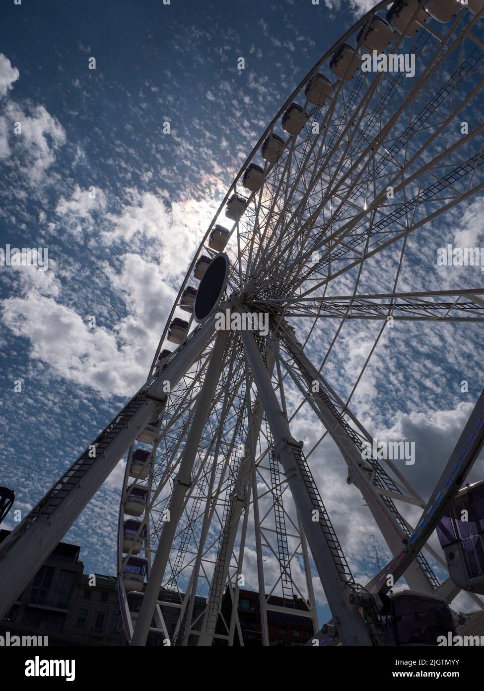 La grande roue d'Anvers, en Belgique, sur la rive droite, par un jour nuageux, tandis que le soleil tente de se briser Banque D'Images