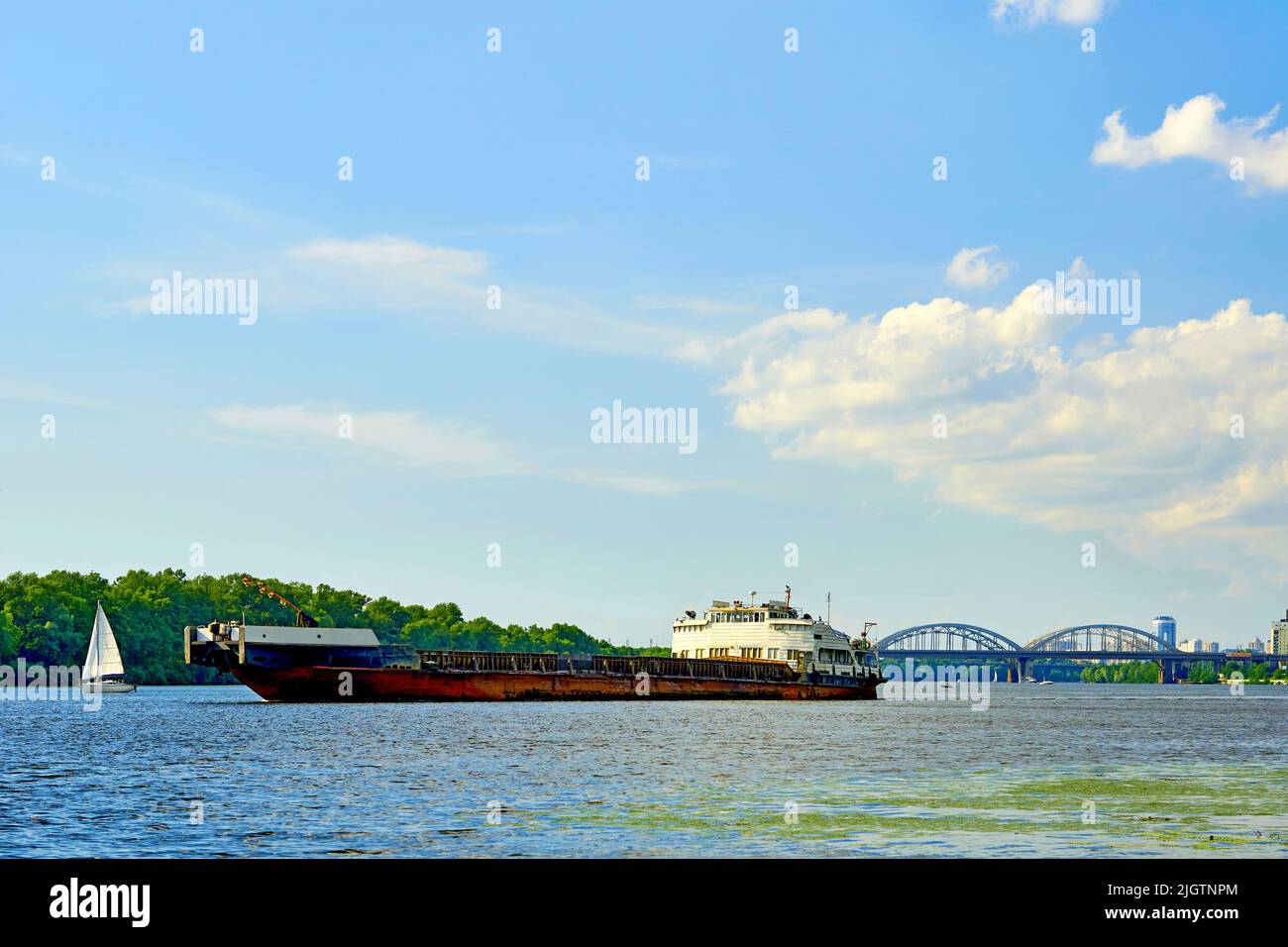 Bateau à moteur barge un cargo sec flottant sur la rivière d'été Banque D'Images