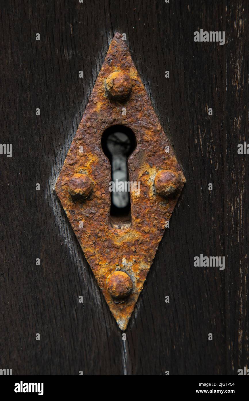 Serrure en bois rouillée vintage sur porte en bois Banque D'Images