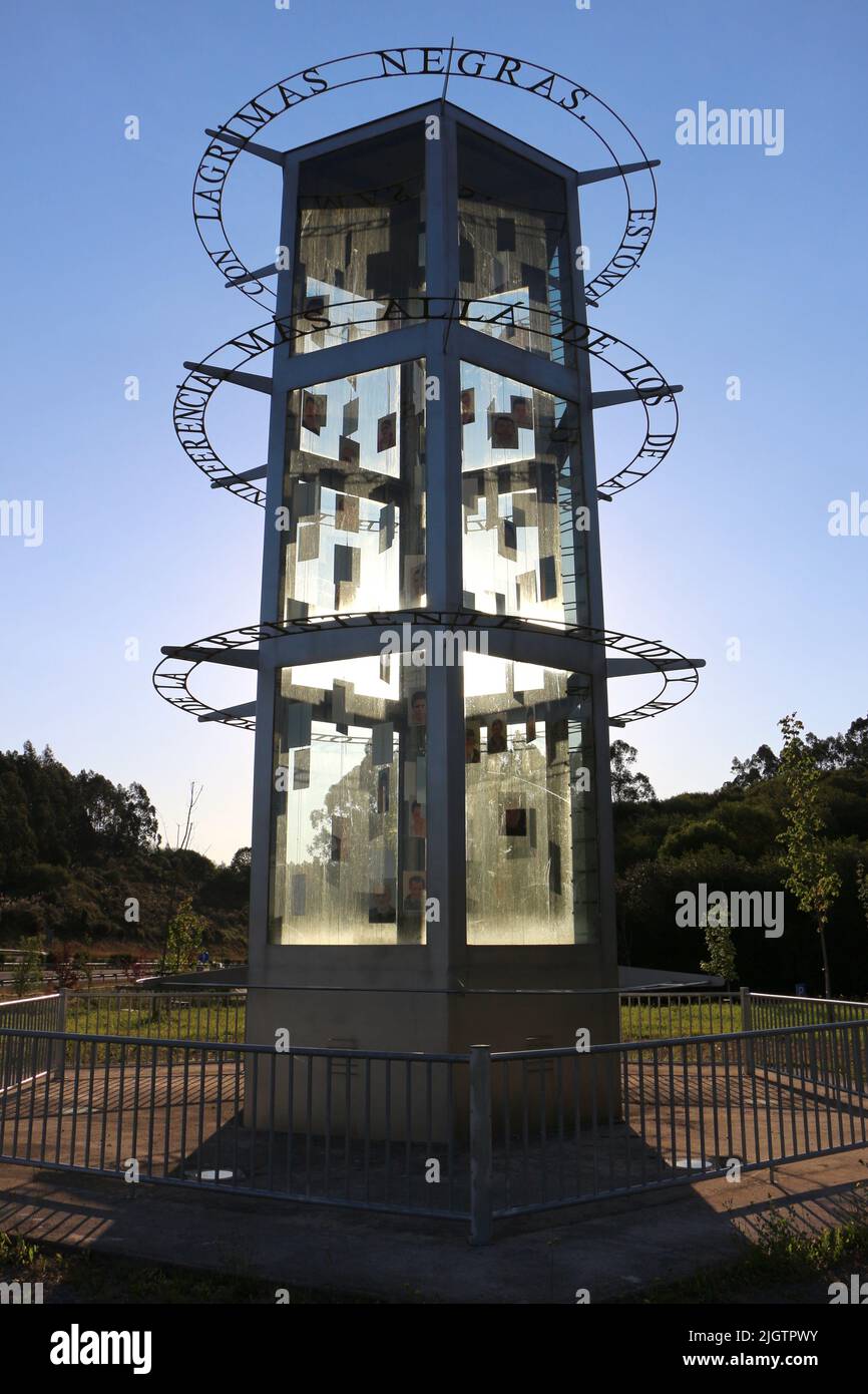 Sculpture de l'artiste Daniel Gutiérrez Adán sur l'Autoroute A-8 près de Cabezón de la Sal Cantabria Espagne représentant l'unité entre les races et les cultures Banque D'Images