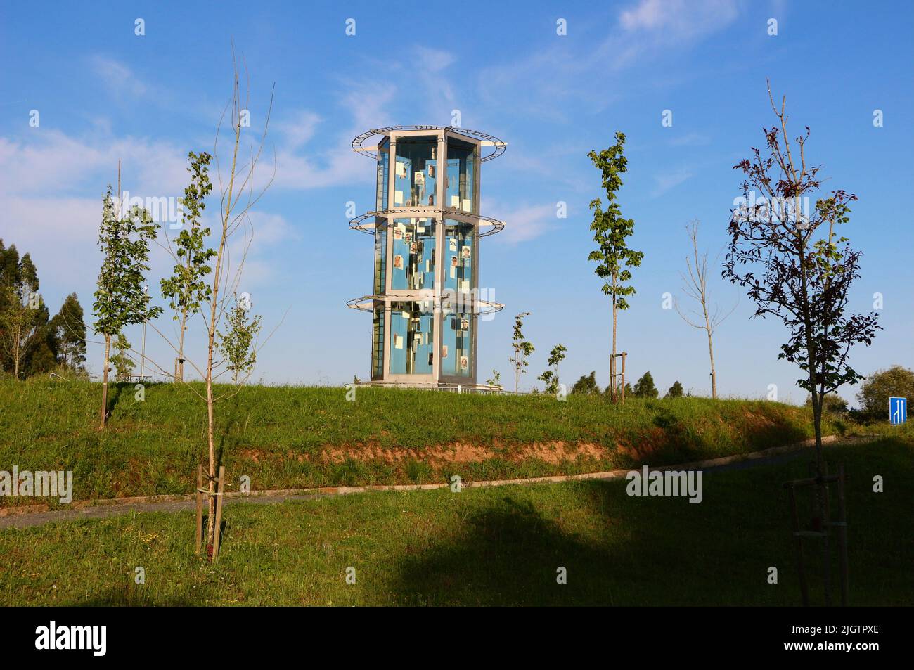 Sculpture de l'artiste Daniel Gutiérrez Adán sur l'Autoroute A-8 près de Cabezón de la Sal Cantabria Espagne représentant l'unité entre les races et les cultures Banque D'Images