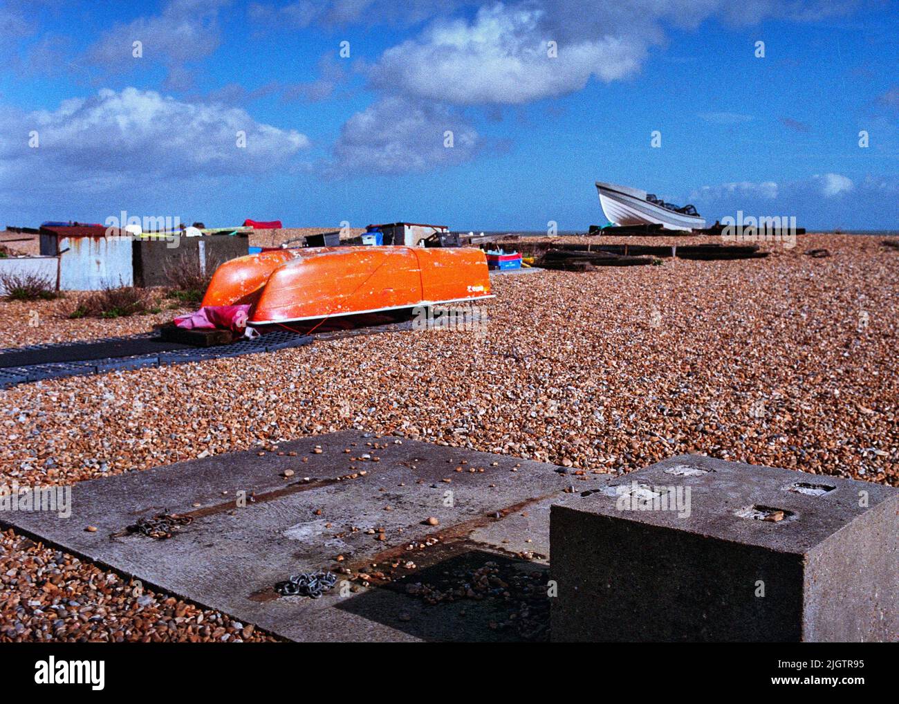 Plage de travail, en grande partie abandonnée, dans le sud-est du Kent, au Royaume-Uni. Beaucoup de preuves ont laissé derrière ce qui était une industrie de la pêche très occupée depuis le 18th siècle. Banque D'Images