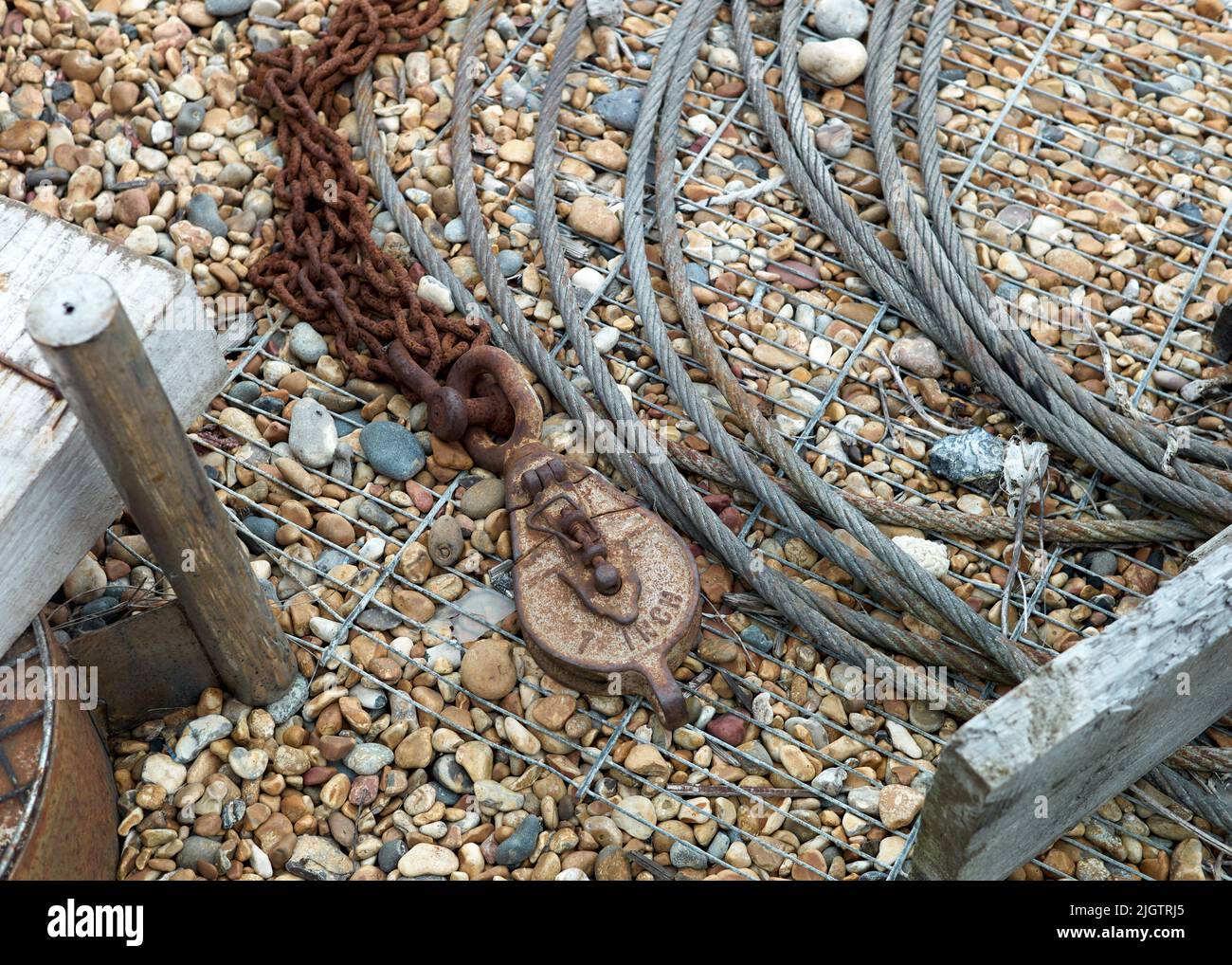 Plage de travail, en grande partie abandonnée, dans le sud-est du Kent, au Royaume-Uni. Beaucoup de preuves ont laissé derrière ce qui était une industrie de la pêche très occupée depuis le 18th siècle. Banque D'Images