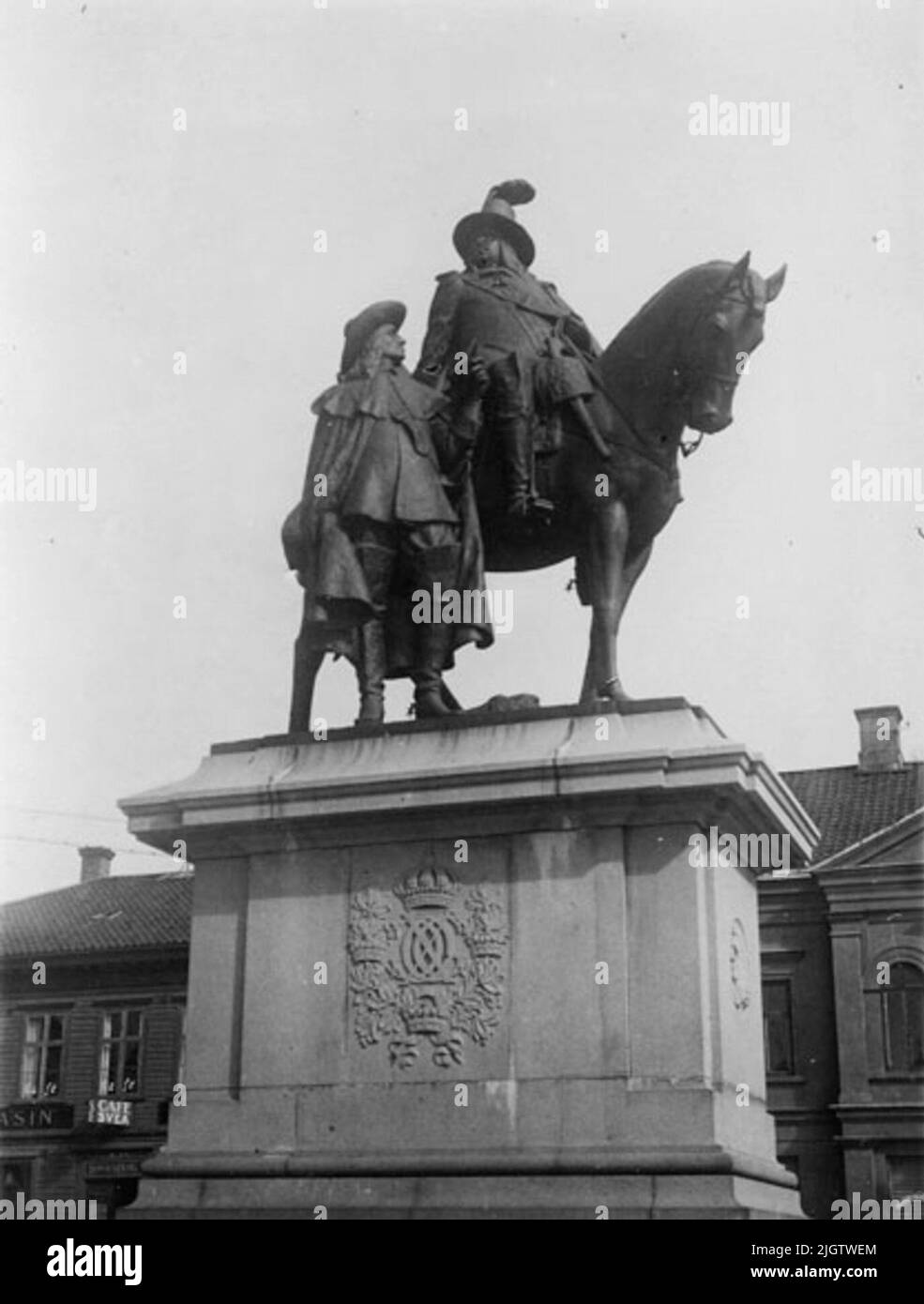 Note: Uddevalla. La statue sur la place. Sur 31 août 1915, la statue est inaugurée avec Carl Den X Gustaf et son conseiller Erik Dahlberg sur la place d'Uddevalla. Source: Uddevalla pour un livre d'images. P. 26-27. Banque D'Images