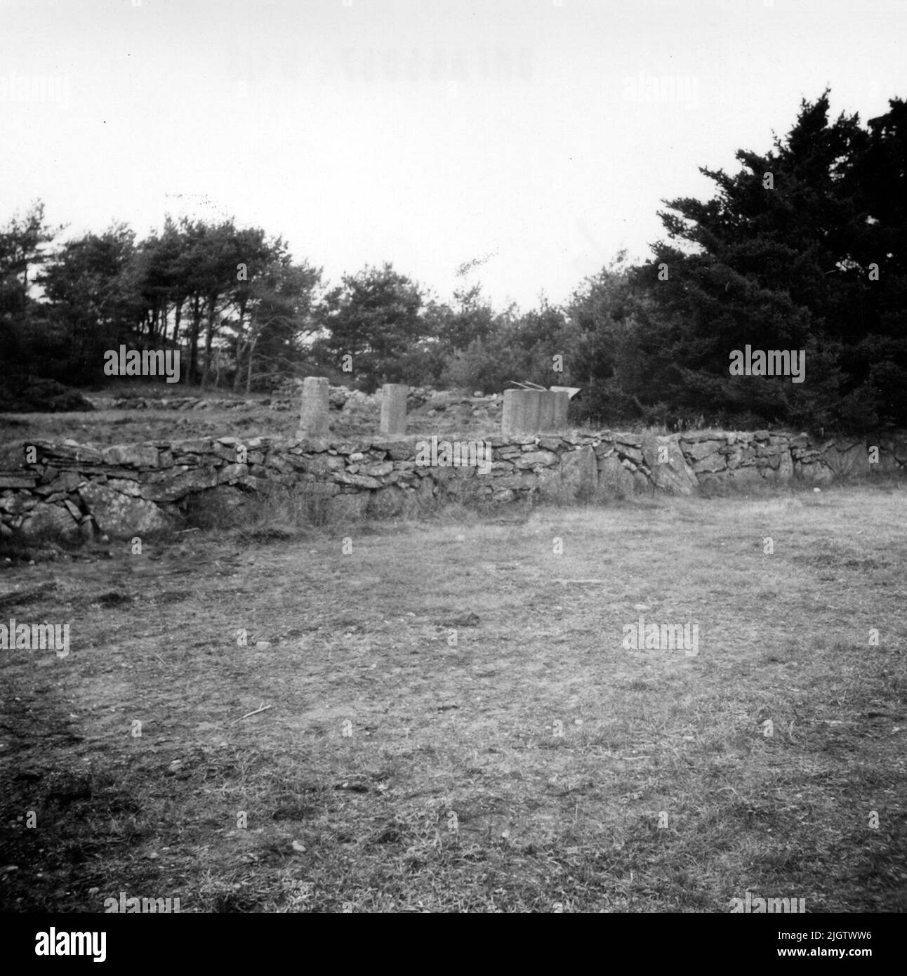 Texte à l'image: 'Skaftö sn Långedalen. Le cimetière du choléra à Åse. Sur 22 août, le premier décès 'af choléra Morbus' se produit à Fiskebäckskil. C'est la veuve Marlena Svensdotter qui décède 78 1/2 ans. Jusqu'à 16 septembre, 78 personnes meurent dans le même eperic à Fiskebäckskil, c'est-à-dire environ 11 pour cent de la population meurt en moins de quatre semaines. Source : le choléra à Fiskebäckskil en 1834. Banque D'Images