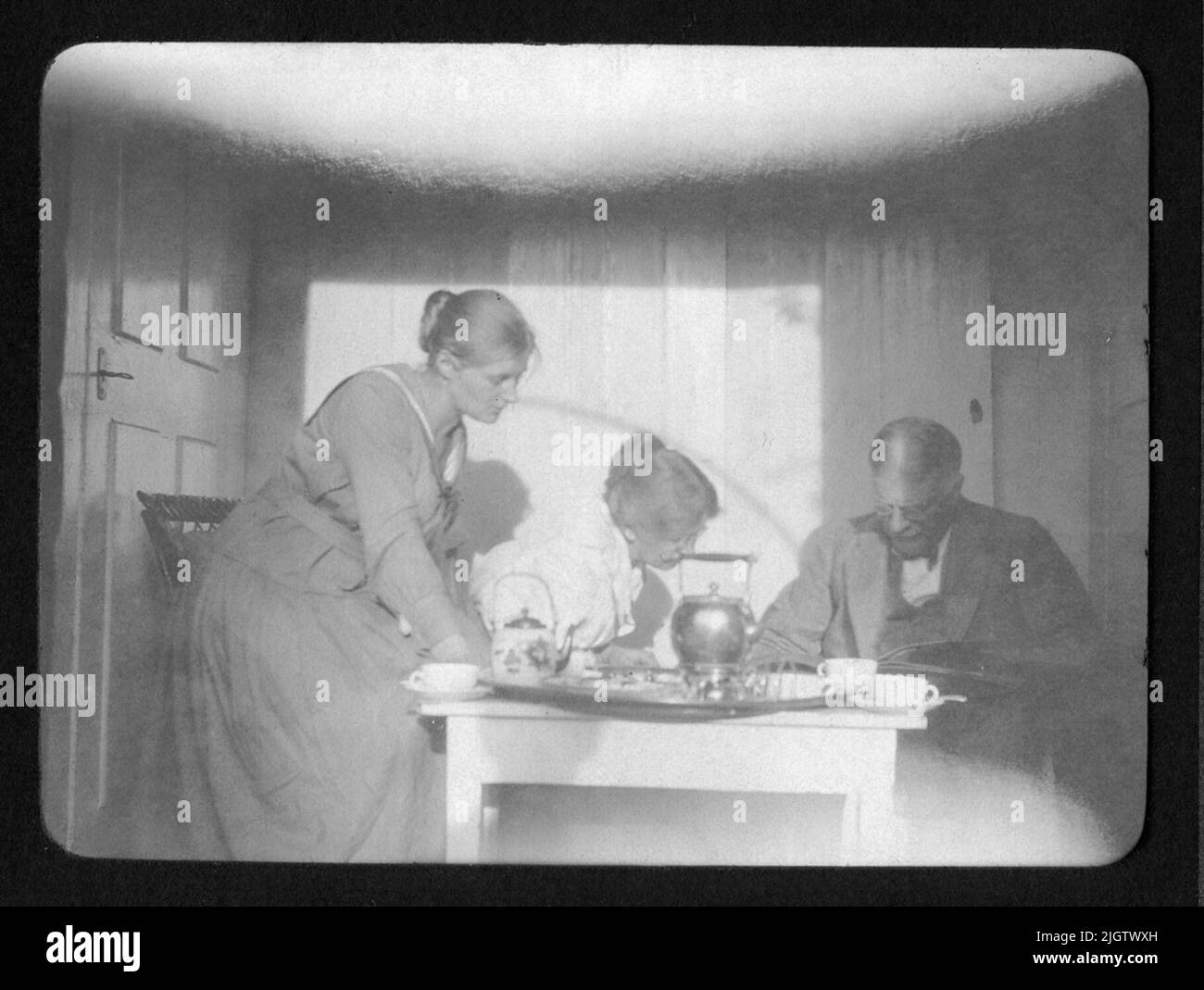 Thé de l'après-midi à Sundsby Säteri 1920 la famille Hutchinson Kay à Sundby Säteri en hiver 1919.Alvar Elfverson était étudiante en agriculture au manoir de Sundsby vers 1919 - 1920. Là, il s'est fait connaître l'une des filles du manoir, Cintra Kay (1895 - 1968), représentée dans plusieurs des photographies. L'homme en photos est Alvar. À cette époque, le Hutchinson Kay était locataire à Sundsby Säteri. James Hutchinson Kay (1859 1938 ans), marié en 1883 à Ellen Waern (1862 - 1930 ans) de la famille de Göteborg Waern a pris le relais comme locataire en 1880. La famille Hutchinson Kay a conservé le bail jusqu'en 1938. CIN Banque D'Images
