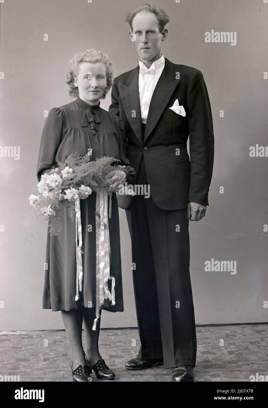 Selon le Photographer's Journal No. 6 1930-1943: 'Markusson, Sixten Ucklum couple de mariée'. Banque D'Images