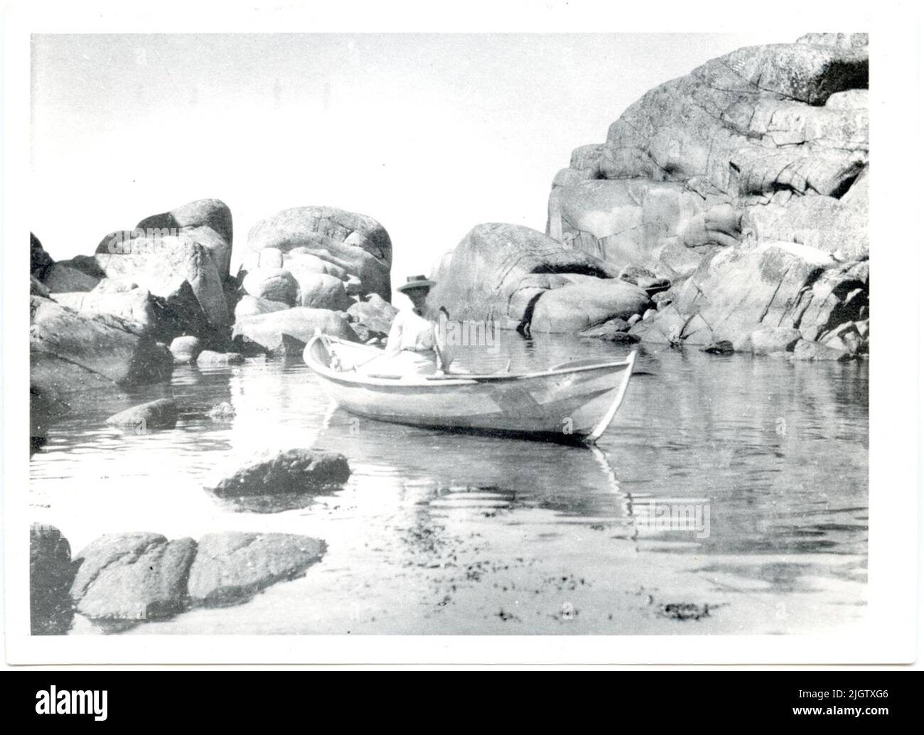 Le trou de la sneak à Smögen 1909 'Sneechhole' Smögen 1909. 'Le Sneakhole' a été fait dans un canal vers 1912. À Snipan, un trois-taille de la mer norvégienne, siège newlyweds Mme Viwa Samuelsson, soeur -en-droit de Dan Samuelsson. Voici la lettre qui est venue avec la copie originale: «Le pays antique Åke Fredsjö Uddevalla. J'admets avec gratitude la réception des annuaires en 1964, 1965 et je vous envoie par la présente une copie de vœux de Joyeux Noël après un film, pris par mon frère civil décédé de l'année 1935, le trou de la senge Gustaf Samöelson.' « a été canalisé vers 1912 ? Et la belle idylle disparut, mais il n'y en a pas Banque D'Images