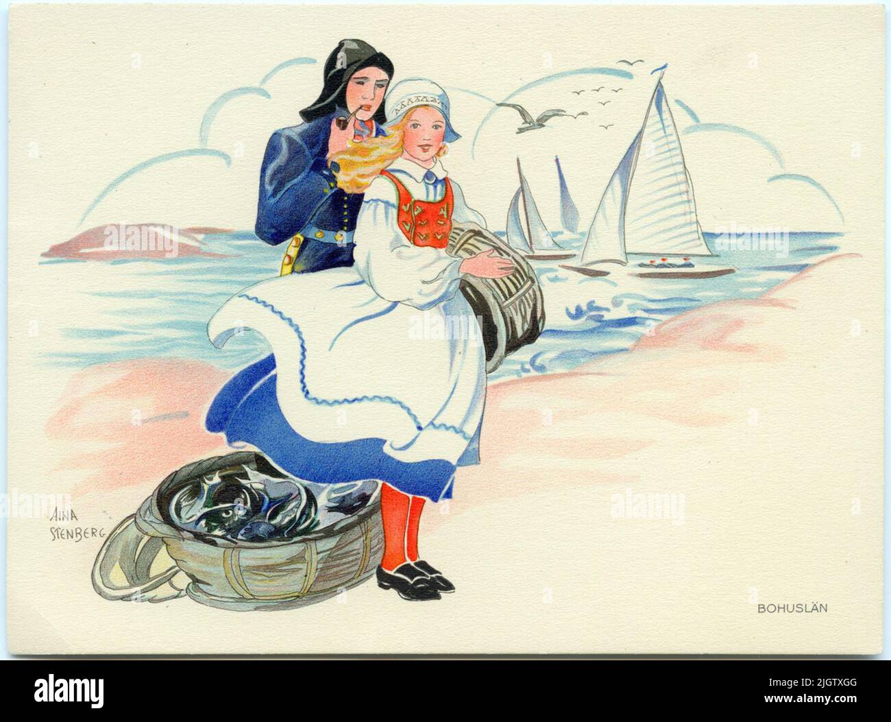 Une femme en costume de Bohuslän se tient avec un panier dans ses bras et regarde le spectateur. Les cheveux et la jupe de la femme flottent dans le vent. Derrière elle se tient un homme portant une veste uniforme et sud-ouest et fume un tuyau. Sur le sol à côté d'eux se trouve un panier de poisson. En arrière-plan est un archipel avec des bateaux. La signature de l'artiste est imprimée dans le coin inférieur gauche, dans le coin inférieur droit se trouve 'Bohuslän'. Banque D'Images