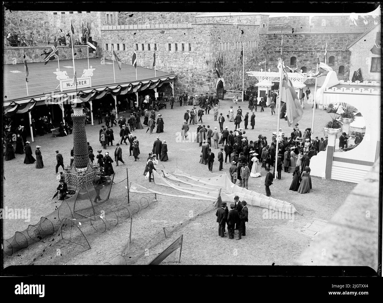 Exposition de la pêche nordique à Marstrand 1904 l'exposition de la pêche 1904. Les visiteurs de l'exposition se promenent autour de l'exposition. Les Russes sont tendus sur le terrain. Banque D'Images