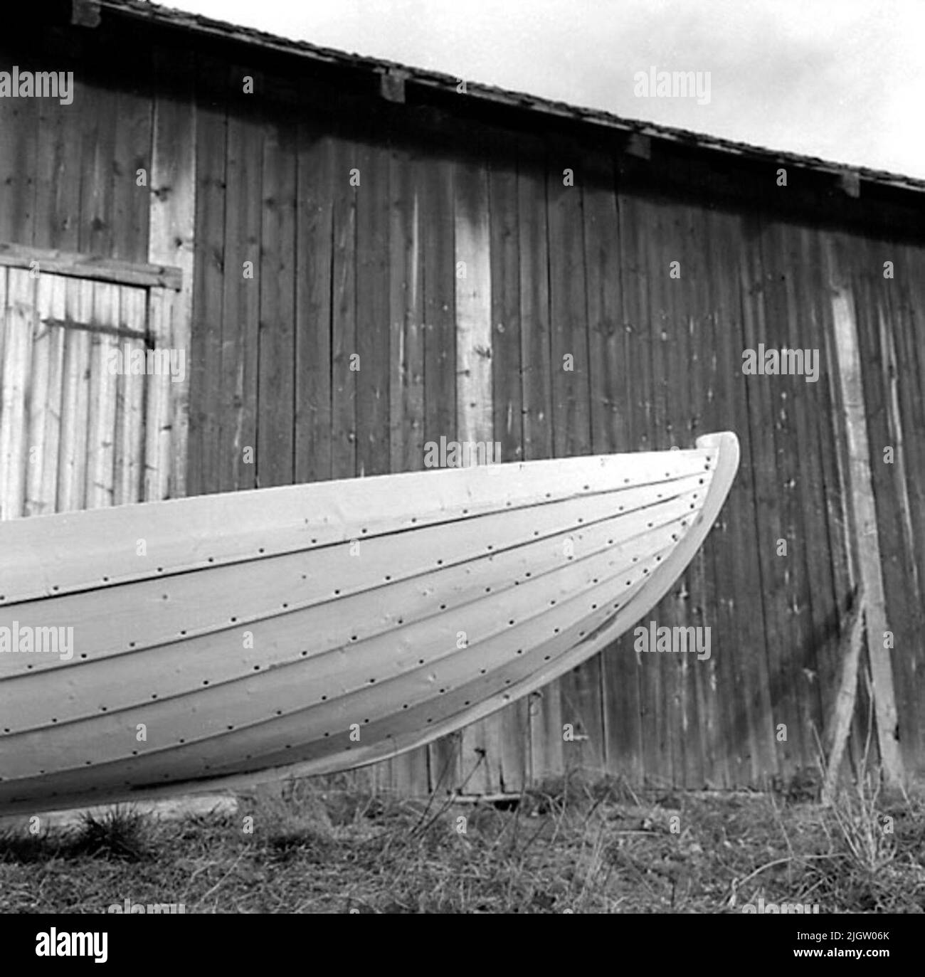 La photographie est prise: 1957 construction de bateaux dans le nord de la Suède contient des intenteurs, 165 s.v. Kop.18 nég. À 18 de Kop. Disponible en version Neg.ark 1929: n° de film 1-2 119 et 120.format 6x6 10x10 Un bateau nouvellement construit est à l'extérieur d'une grange. Banque D'Images