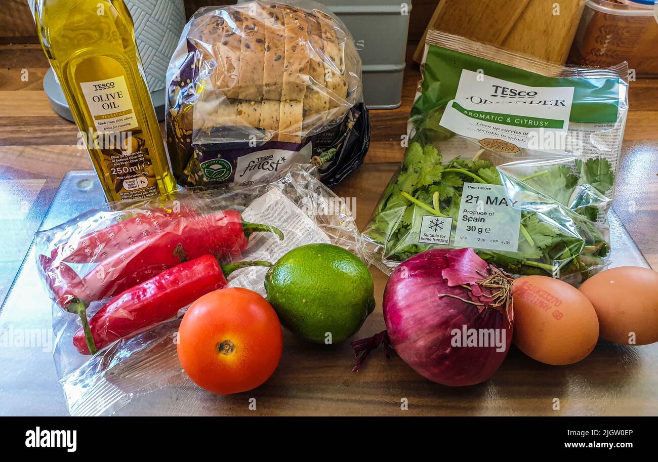 Ingrédients sains prêts pour la préparation, y compris les légumes, l'huile et le pain de sésame, dans des sacs en plastique, Bristol UK Banque D'Images