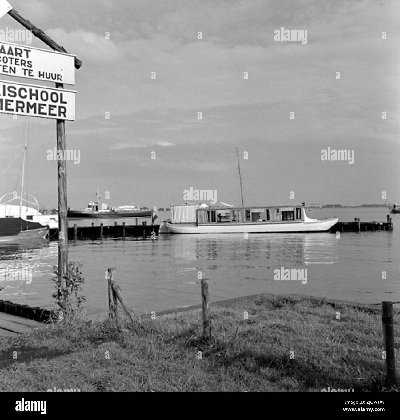 Plusieurs bateaux sont situés dans un port. Banque D'Images