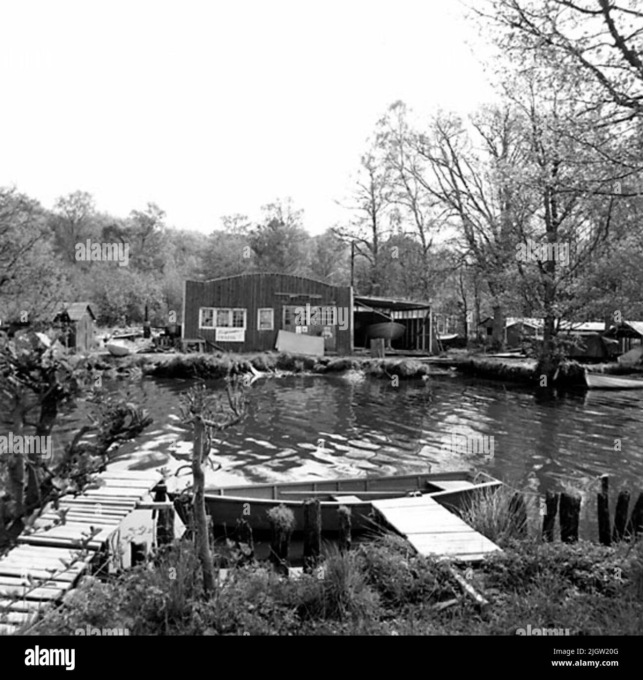 Écrit au dos : à partir de photos couleur. Photo d'un plus petit chantier naval avec environs. Banque D'Images