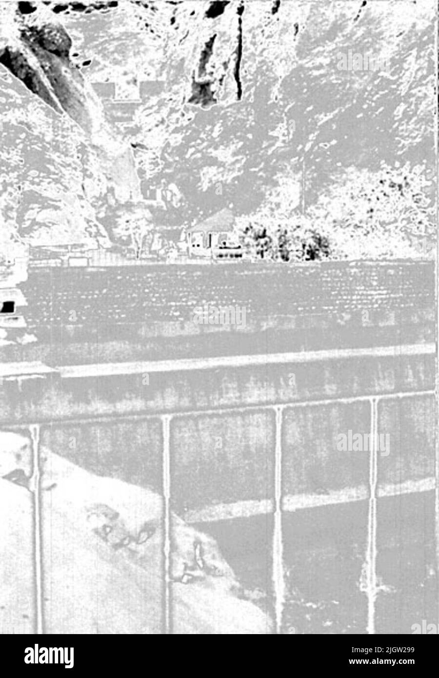 La photo a été prise vers 1961-09-10. Dans une montagne bosse dans une vallée, il y a quelques bâtiments résidentiels. Devant les maisons se trouve un mur de pierre qui est grand sur une fondation en béton qui atteint tout le long de la vallée. Au fond de la vallée, il y a des cours d'eau. African travel36 images en série. Banque D'Images