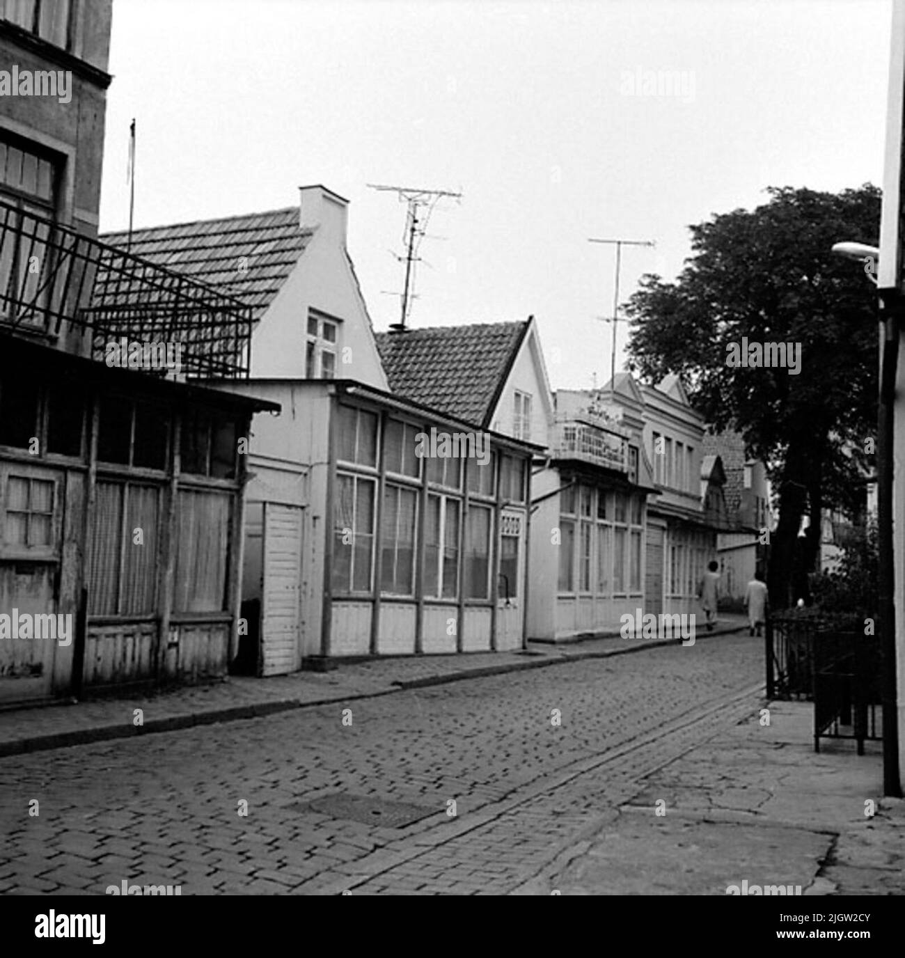 Quelques bâtiments résidentiels sont situés le long d'une rue pavée. Photo de l'Allemagne (?). Banque D'Images