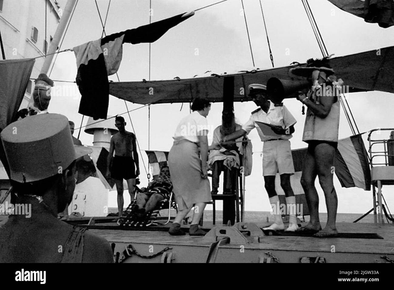 Voyage africain, acquisition à terme de ligne: Livres et matériel d'archives.35 Images en série. La photo a été prise vers le 1961-09-02. Ligne pour ceux qui passent l'équateur pour la première fois. Sur le pont est une scène préparée. Une femme reçoit un papier de l'un des membres de l'équipage. Banque D'Images
