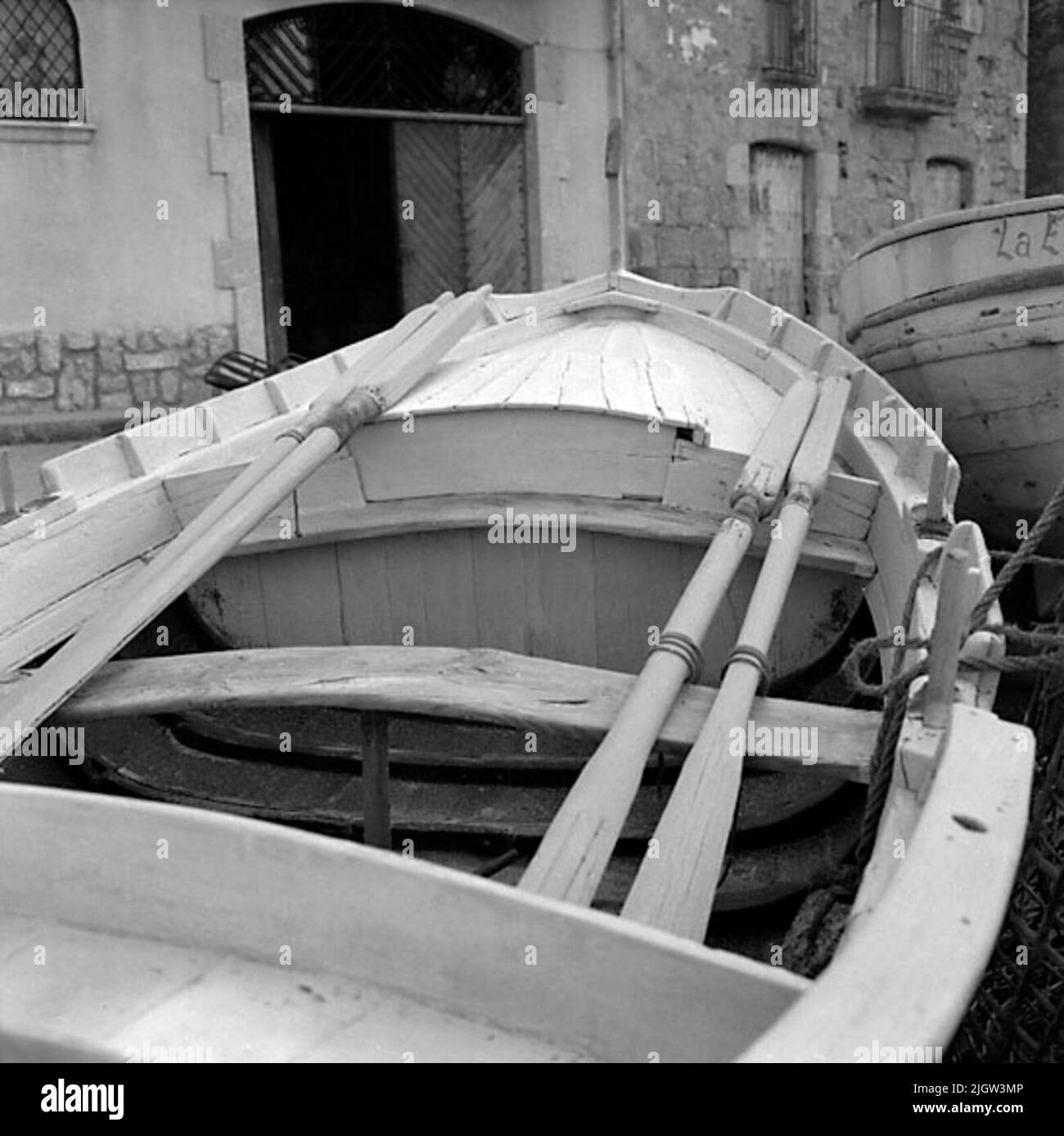 33. Espagne. Le journal photo est disponible à B.M.A. + albums photo. Acquisition : livres et documents d'archives. Photos prises 1959-11-07,12 photos en série. Selon les notes: Espagne. Ö. Côte méditerranéenne, la Escala, 7/11-59. Intérieur contre le premier et l'arrière d'un bateau de pêche typique. Un bateau de pêche est mis en service sur terre. En arrière-plan, un bâtiment résidentiel peut être vu. Banque D'Images 33. Espagne. Le journal photo est disponible à B.M.A. + albums photo. Acquisition : livres et documents d'archives. Photos prises 1959-11-07,12 photos en série. Selon les notes: Espagne. Ö. Côte méditerranéenne, la Escala, 7/11-59. Intérieur contre le premier et l'arrière d'un bateau de pêche typique. Un bateau de pêche est mis en service sur terre. En arrière-plan, un bâtiment résidentiel peut être vu. Banque D'Images