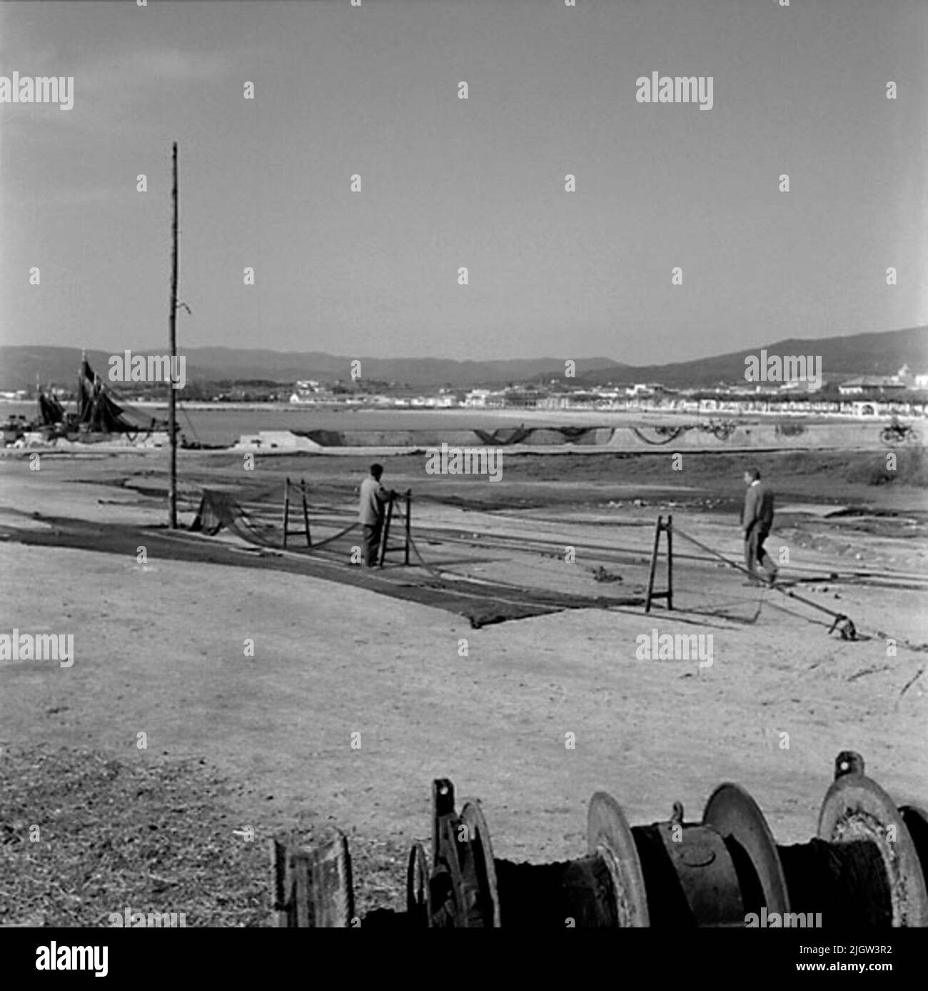 34. Espagne. Le journal photo est disponible à B.M.A. + albums photo. Acquisition : livres et documents d'archives. Photos prises 1959-11-07,12 photos en série. Selon les notes: Espagne. Ö. Côte méditerranéenne, Palamã³, 7/11-59. Photos de la cour. Les réseaux sont fabriqués. Vue sur une plage de sable où un homme est en train de tirer des filets. Plus loin, vous pouvez voir une promenade avec la maison. Banque D'Images 34. Espagne. Le journal photo est disponible à B.M.A. + albums photo. Acquisition : livres et documents d'archives. Photos prises 1959-11-07,12 photos en série. Selon les notes: Espagne. Ö. Côte méditerranéenne, Palamã³, 7/11-59. Photos de la cour. Les réseaux sont fabriqués. Vue sur une plage de sable où un homme est en train de tirer des filets. Plus loin, vous pouvez voir une promenade avec la maison. Banque D'Images