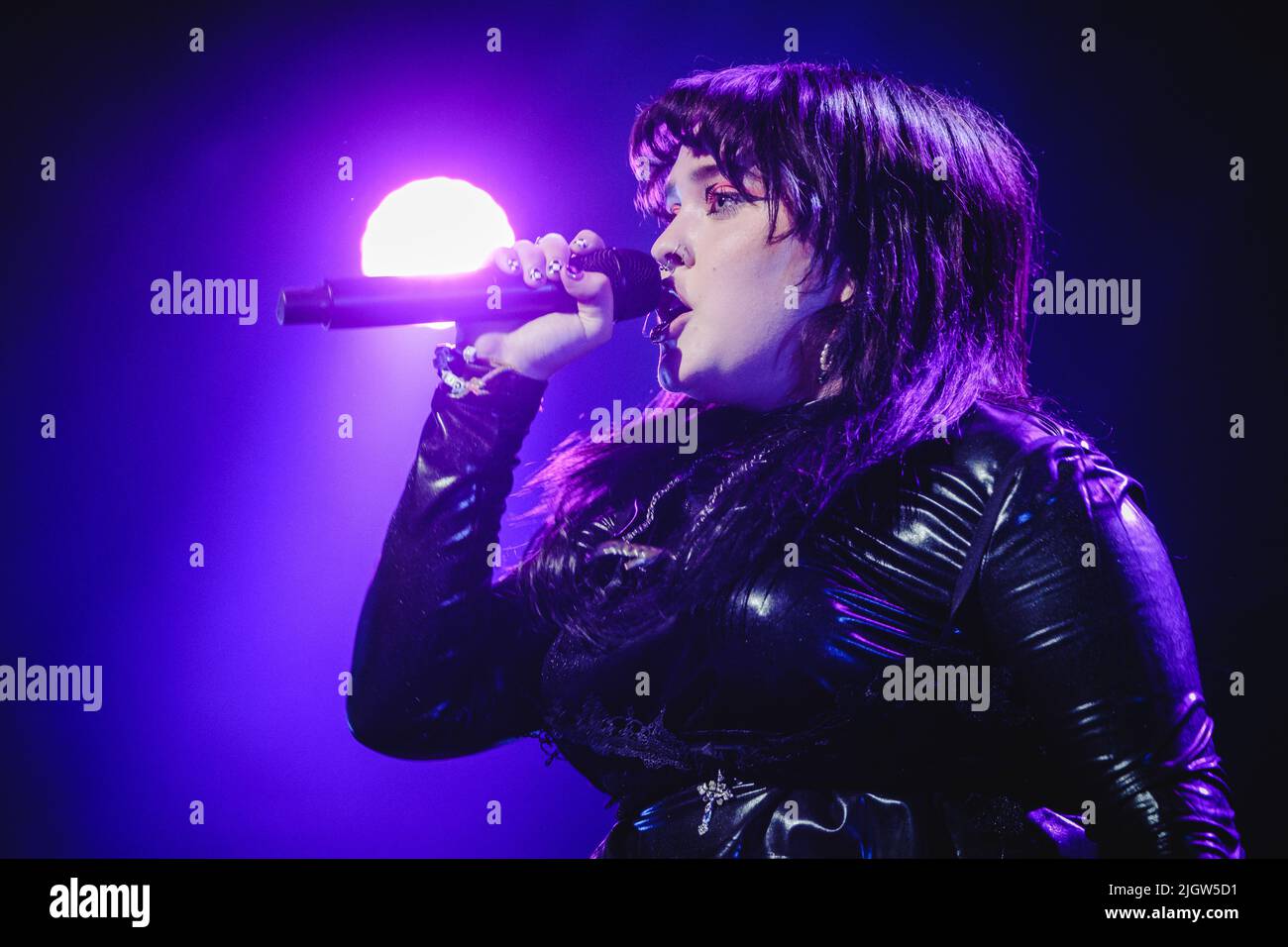 Montreux, Suisse. 12th juillet 2022. Le groupe de rock britannique Crawlers donne un concert en direct pendant le festival de musique suisse Montreux Jazz Festival 2022 à Montreux. Ici, le chanteur Holly Minto est vu en direct sur scène. (Crédit photo : Gonzales photo/Alamy Live News Banque D'Images