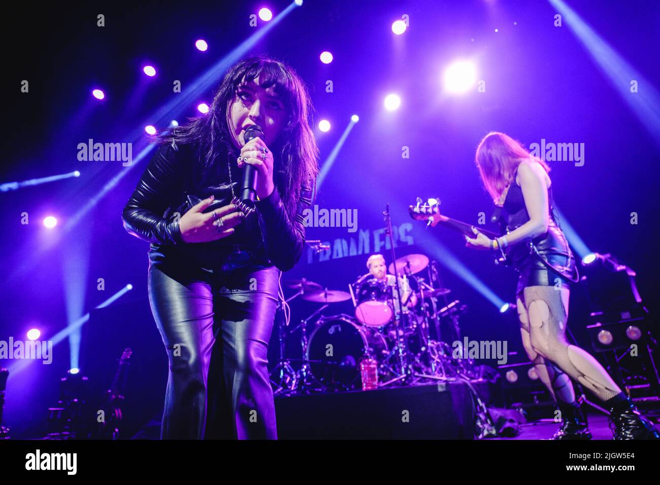 Montreux, Suisse. 12th juillet 2022. Le groupe de rock britannique Crawlers donne un concert en direct pendant le festival de musique suisse Montreux Jazz Festival 2022 à Montreux. Ici, le chanteur Holly Minto est vu en direct sur scène. (Crédit photo : Gonzales photo/Alamy Live News Banque D'Images