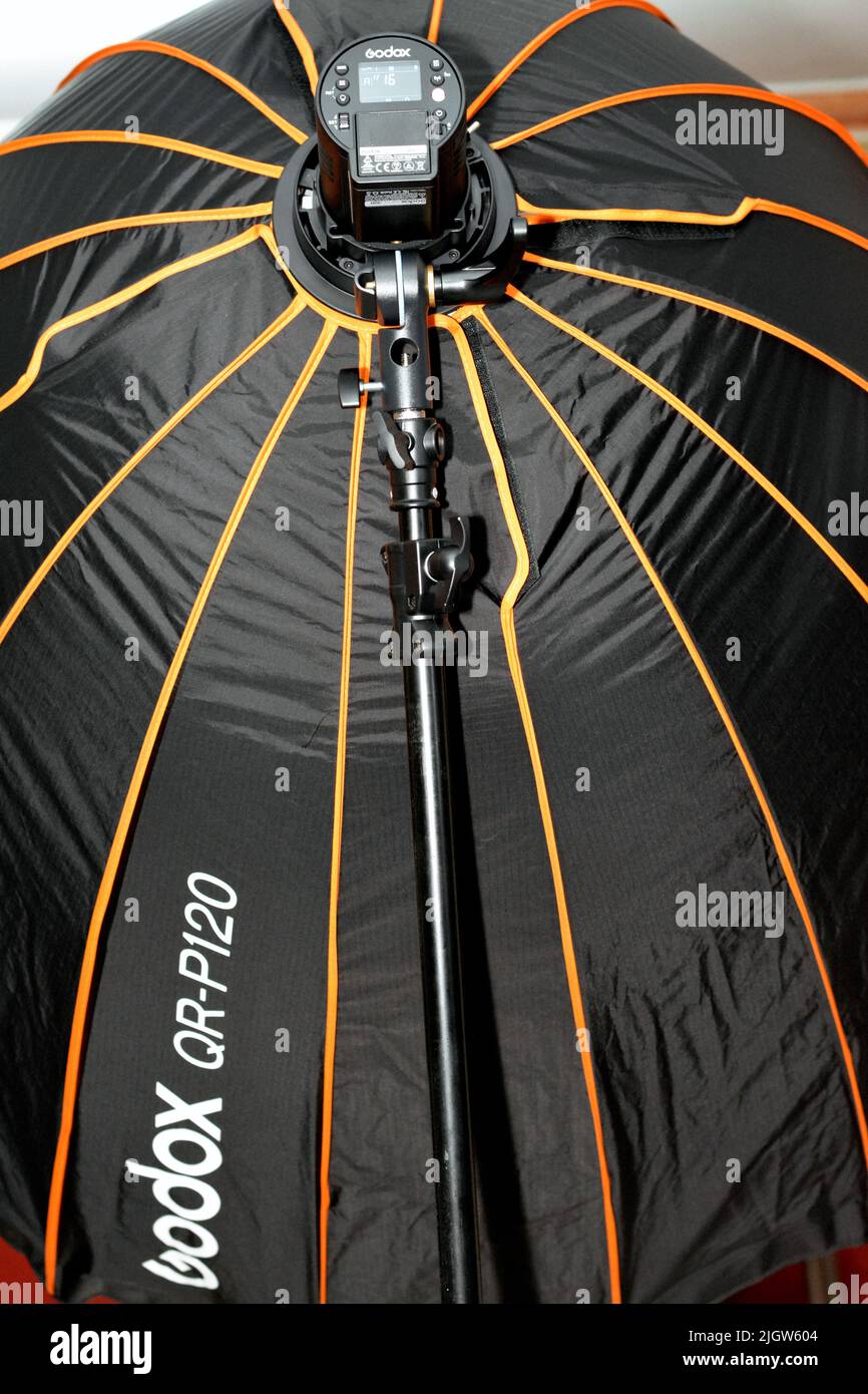 Le Caire, l'Egypte, 9 juin 2022: Une tête flash d'extérieur portable Godox AD300 Pro installée sur un support speedlite Godox S2 pour Bowens avec Godox QR-P 120cm Pa Banque D'Images
