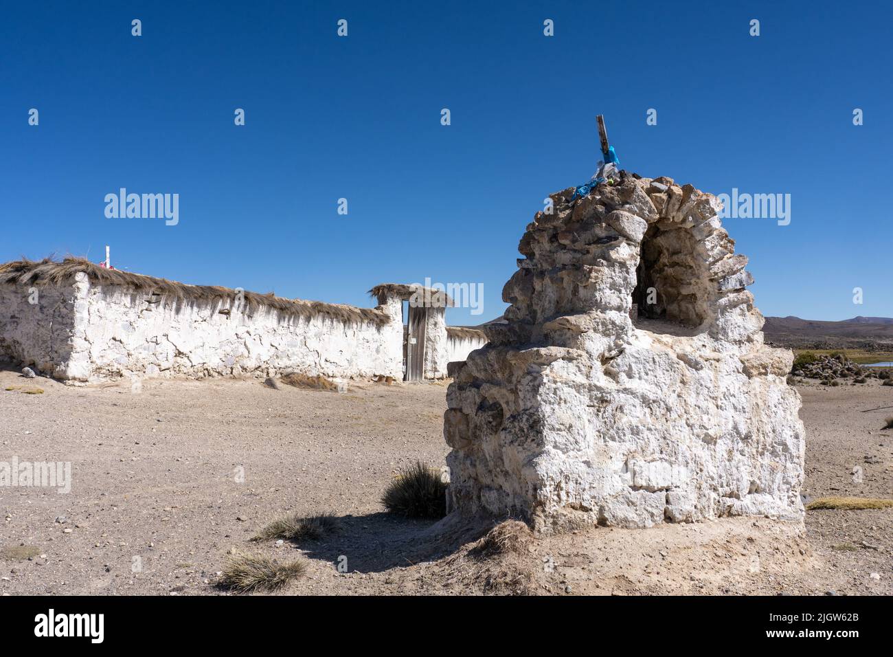 Un sanctuaire devant le cimetière clos dans le petit village andin de Parinacota sur l'altiplano dans le parc national de Lauca, au Chili. Banque D'Images