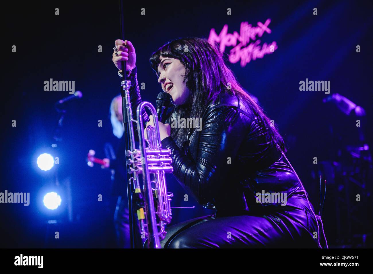 Montreux, Suisse. 12th juillet 2022. Le groupe de rock britannique Crawlers donne un concert en direct pendant le festival de musique suisse Montreux Jazz Festival 2022 à Montreux. Ici, le chanteur Holly Minto est vu en direct sur scène. (Crédit photo : Gonzales photo/Alamy Live News Banque D'Images