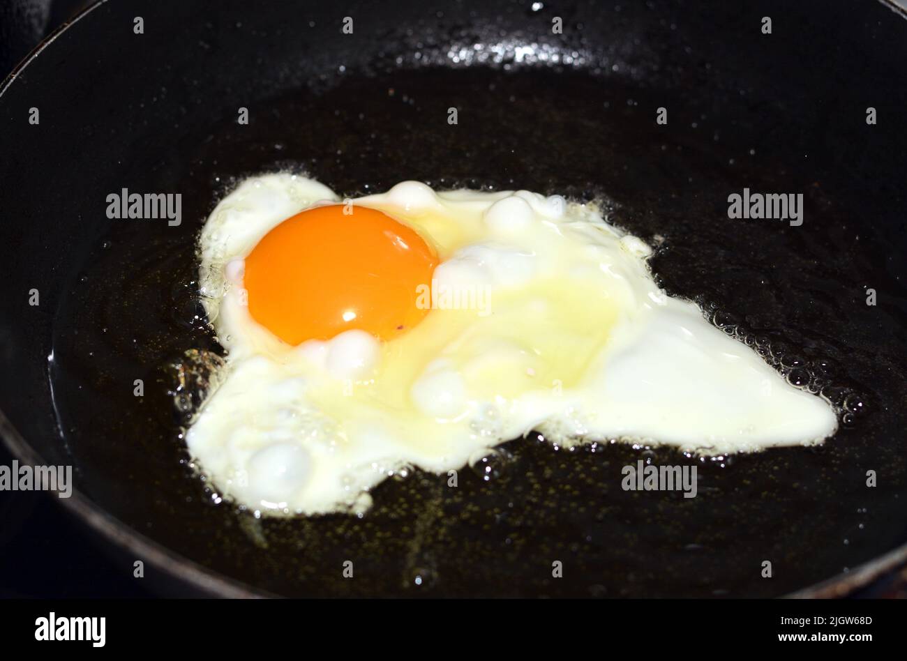 œuf de poulet frit dans une poêle à frire avec de l'huile ou du ghee, un repas rapide et facile pour le petit déjeuner et le dîner, foyer sélectif Banque D'Images