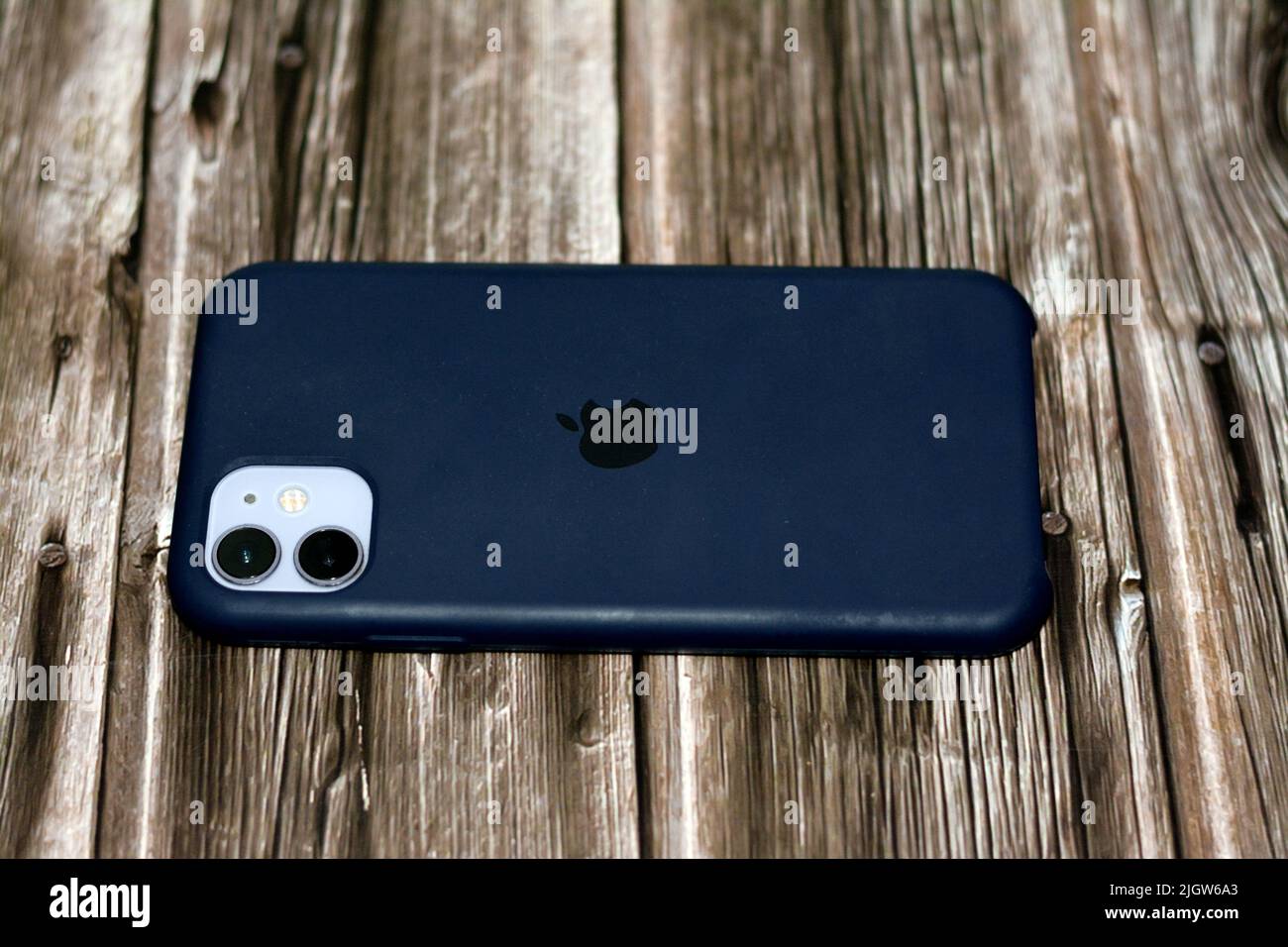 Le Caire, Egypte, 11 juin 2022 : Apple iPhone 11 avec facetime dans sa housse, 128GB, 4GB RAM, 4G LTE, blanc, SIM simple et E-SIM, face ID, liquide 6,1 pouces Banque D'Images