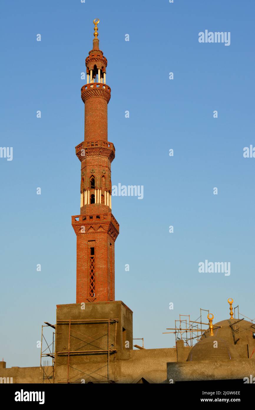 Un grand minaret avec l'ornement d'or d'une mosquée qui est en construction, minaret ou tour aspirant au ciel, la religion islamique et l'architecture con Banque D'Images