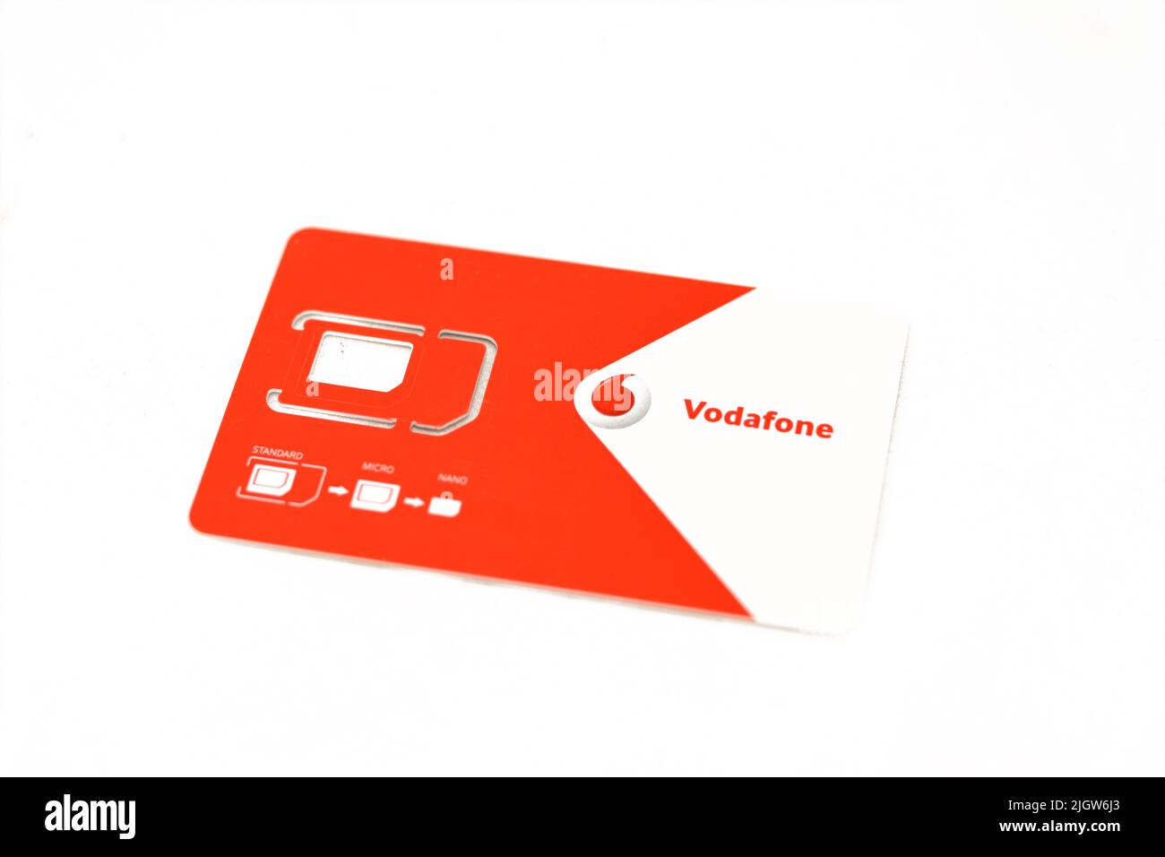 Le Caire, Egypte, Mai 25 2022: Vodafone support de carte sim isolé sur fond blanc, mini, micro et nano cartes sim, Vodafone est un mobile multinational Banque D'Images