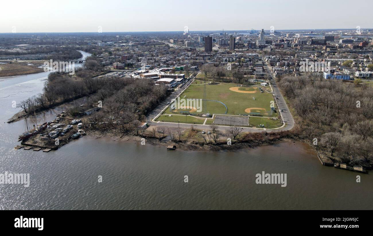 Le parc Pyne Poynt de Camden, New Jersey, se trouve au confluent des rivières Delaware et Cooper. Le navire de lumière DécommissionedBarnegat peut être vu à gauche Banque D'Images