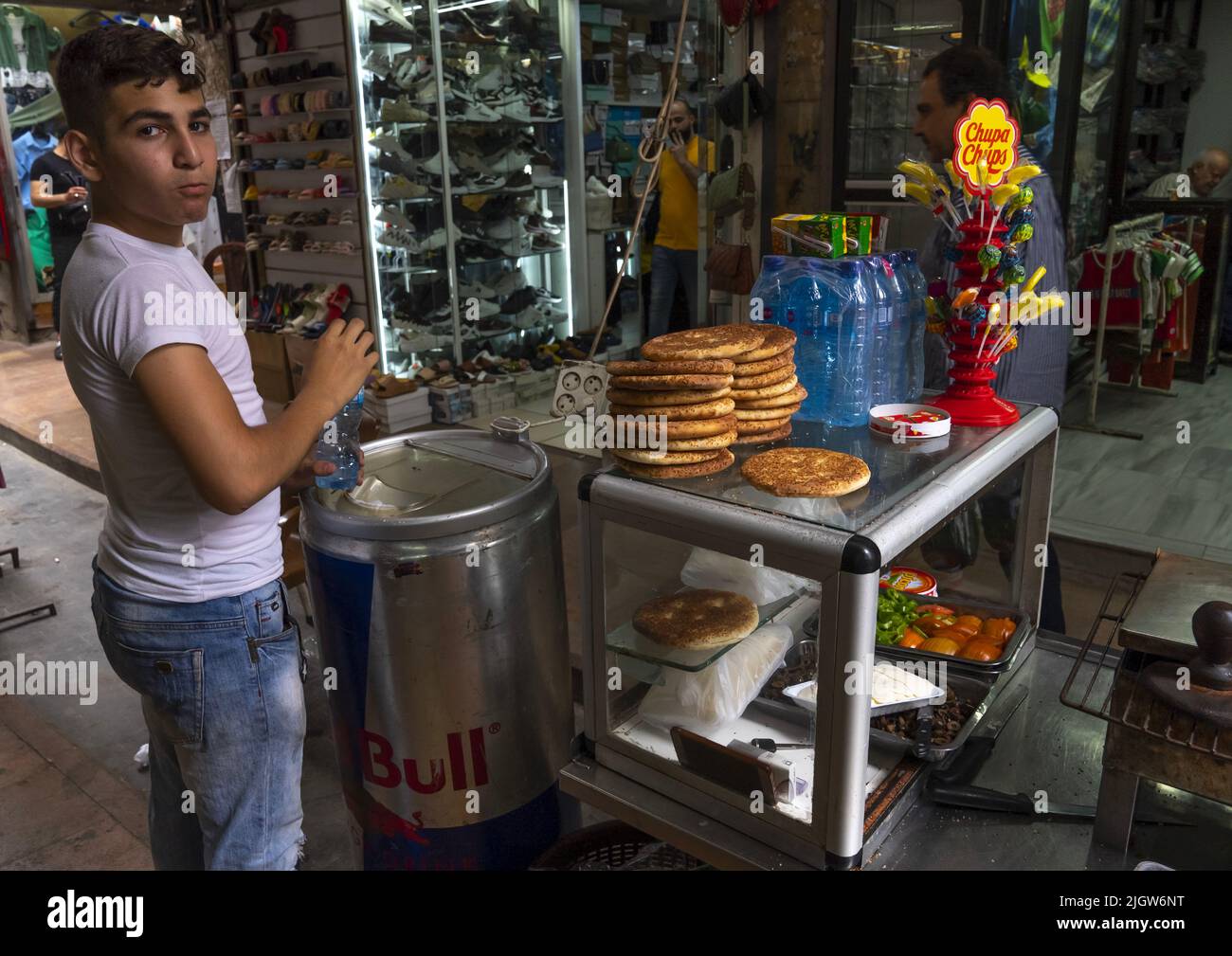 Garçon vendant de la nourriture libanaise dans le souk, dans le gouvernorat du Nord, à Tripoli, au Liban Banque D'Images