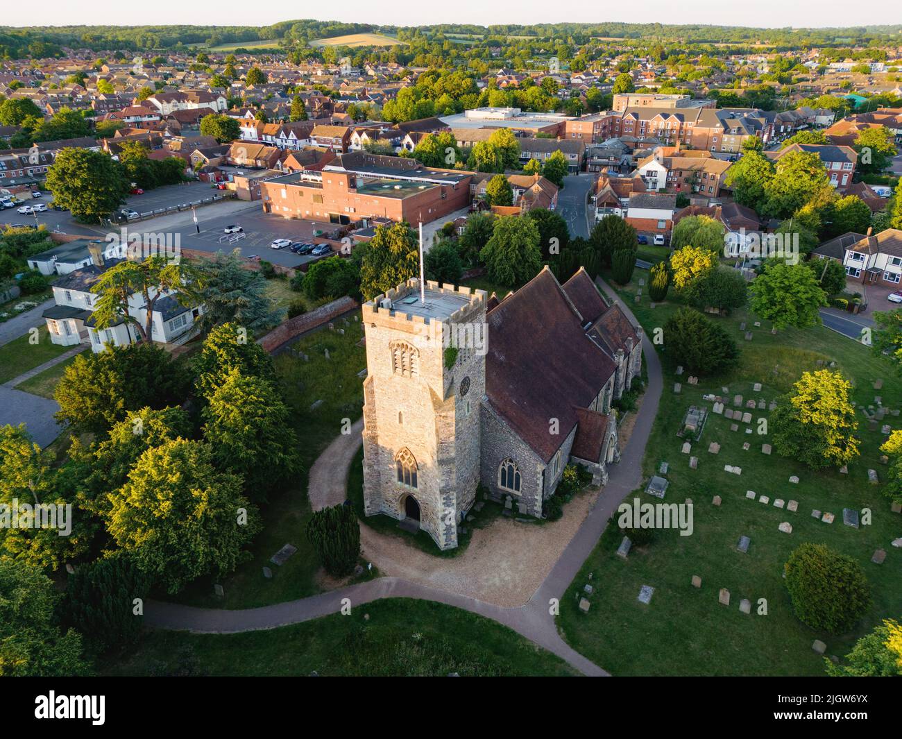 Vue aérienne de l'église St Marys et du centre-ville de Thatcham Banque D'Images