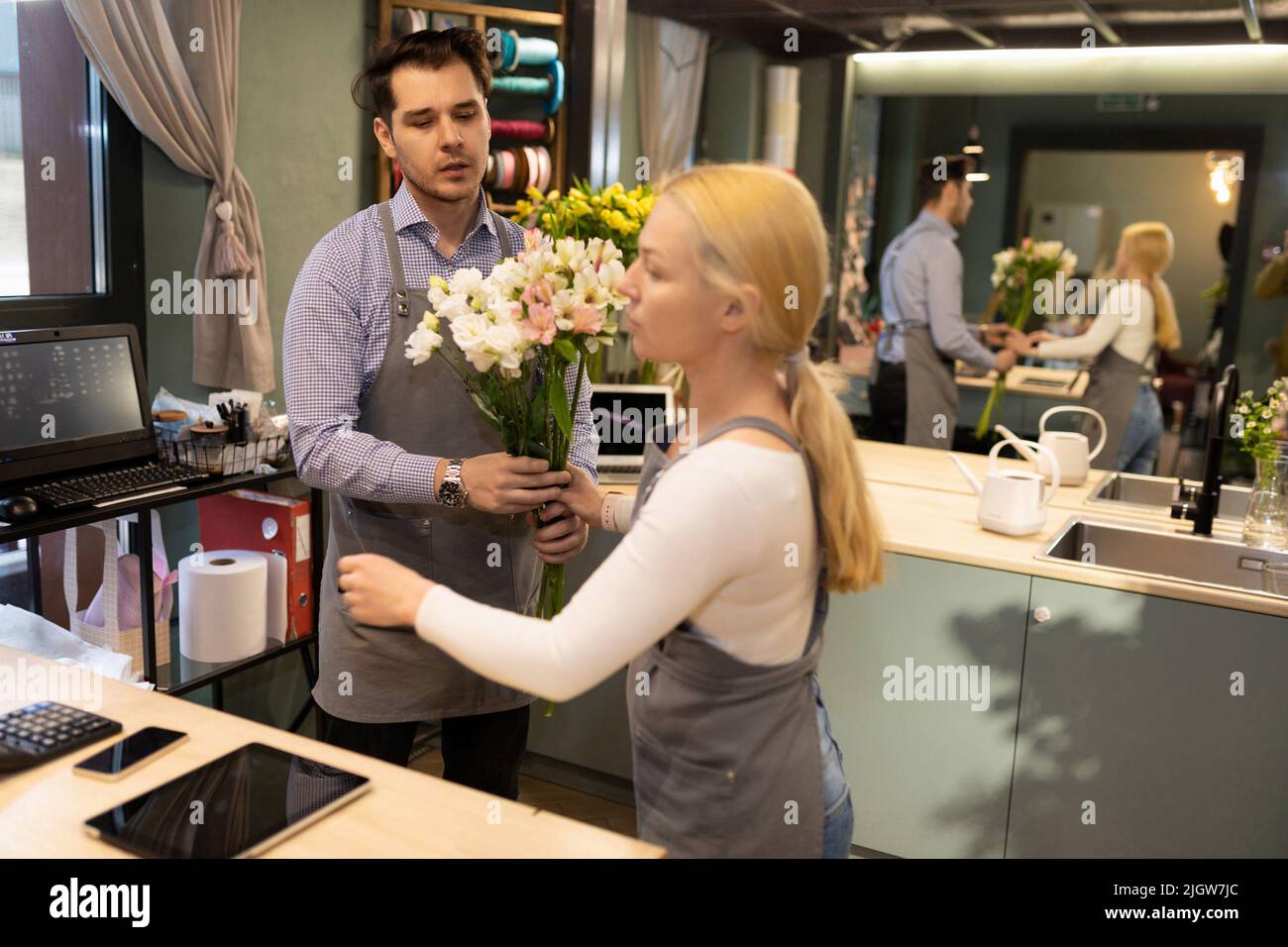 Deux fleuristes au travail dans un fleuriste Banque D'Images