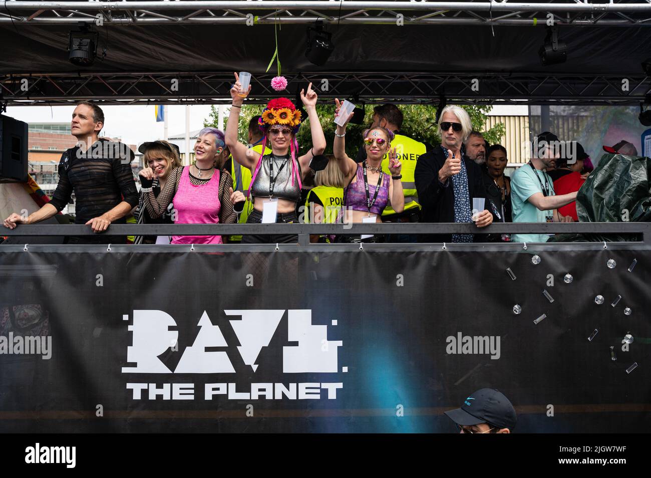 09.07.2022, Berlin, Allemagne, Europe - fans de musique Techno et fêtards à la parade 'Rave the Planet', le successeur de la Loveparade, l'événement culte. Banque D'Images