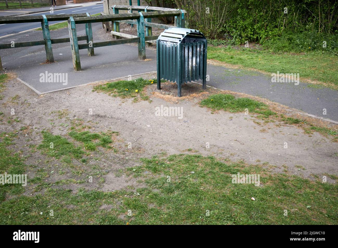 chemin bien usé raccourci pris par les gens locaux plutôt que de suivre le chemin dans un parc public au royaume-uni Banque D'Images
