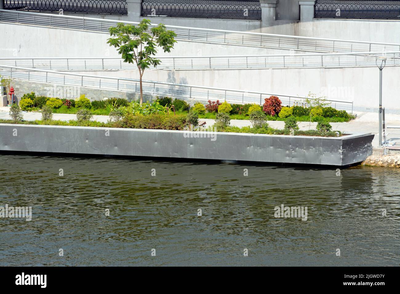 La promenade du peuple égyptien projet de développement du Caire le long de la Corniche du Nil enlever les empiétements sur le fleuve sur deux niveaux, supérieur pour la marche et lowe Banque D'Images