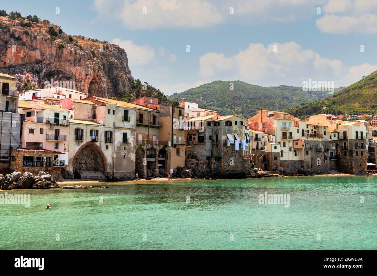 Vue depuis la plage de la vieille ville de Cefalu en Sicile, Italie, pendant une journée ensoleillée d'été Banque D'Images